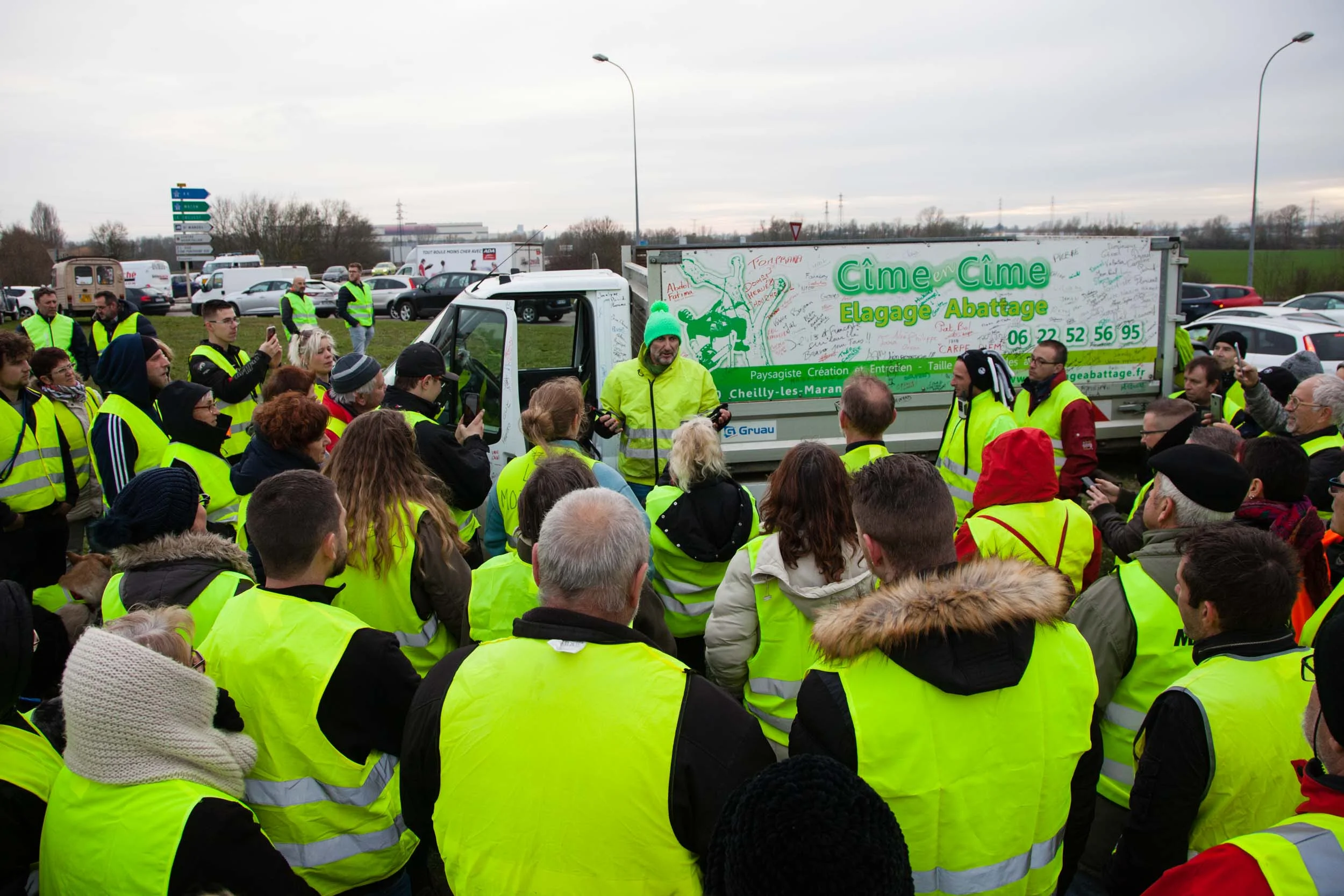  Chalon sur saone. 01 decembre 2018  De retour de Paris apres sa marche de 400 km pour aller délivrer son message au president, Patrick de Perglas , est acccuellit par des gilets jaunes de Chalon sur Saone au rond-point de Orlans.  Il décide de faire