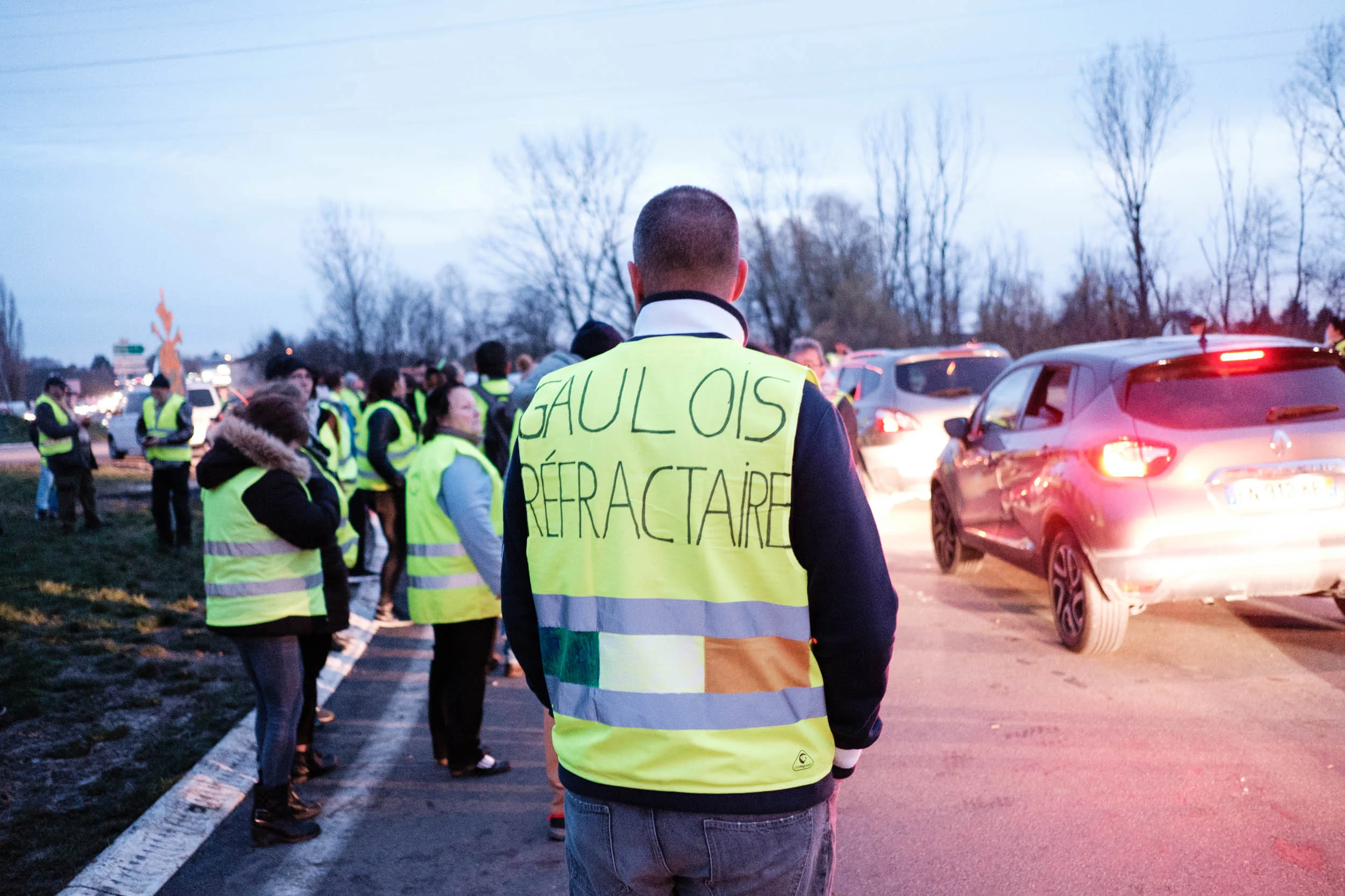  Chalon sur Saone. 01 decembre 2018  Mobilisation des gilets jaunes sur le rond point de Lux (Bourgogne). Les gilets jaunes ralentissent la circulation des voitures. Un homme avec un gilet avec l'inscription Gaulois refractaire. 