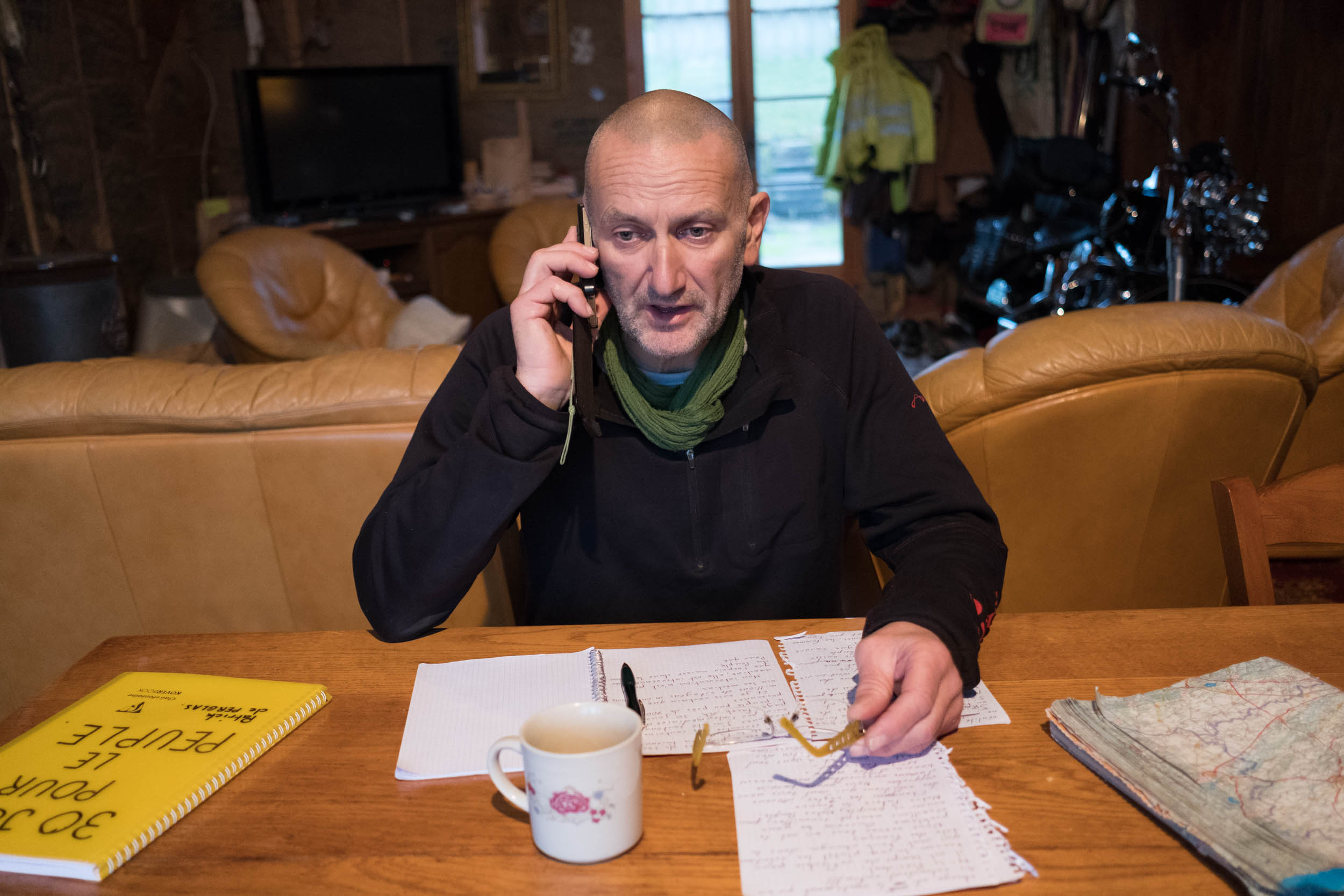  Cheilly-les-Maranges. 03 décembre 2018  Apres avoir fini d’écrire son message pour le président, Patrick appelle la collaboratrice d’Emmanuel Macron pour lui indiquer sa décision de monter a Paris dans le but de le rencontrer. 