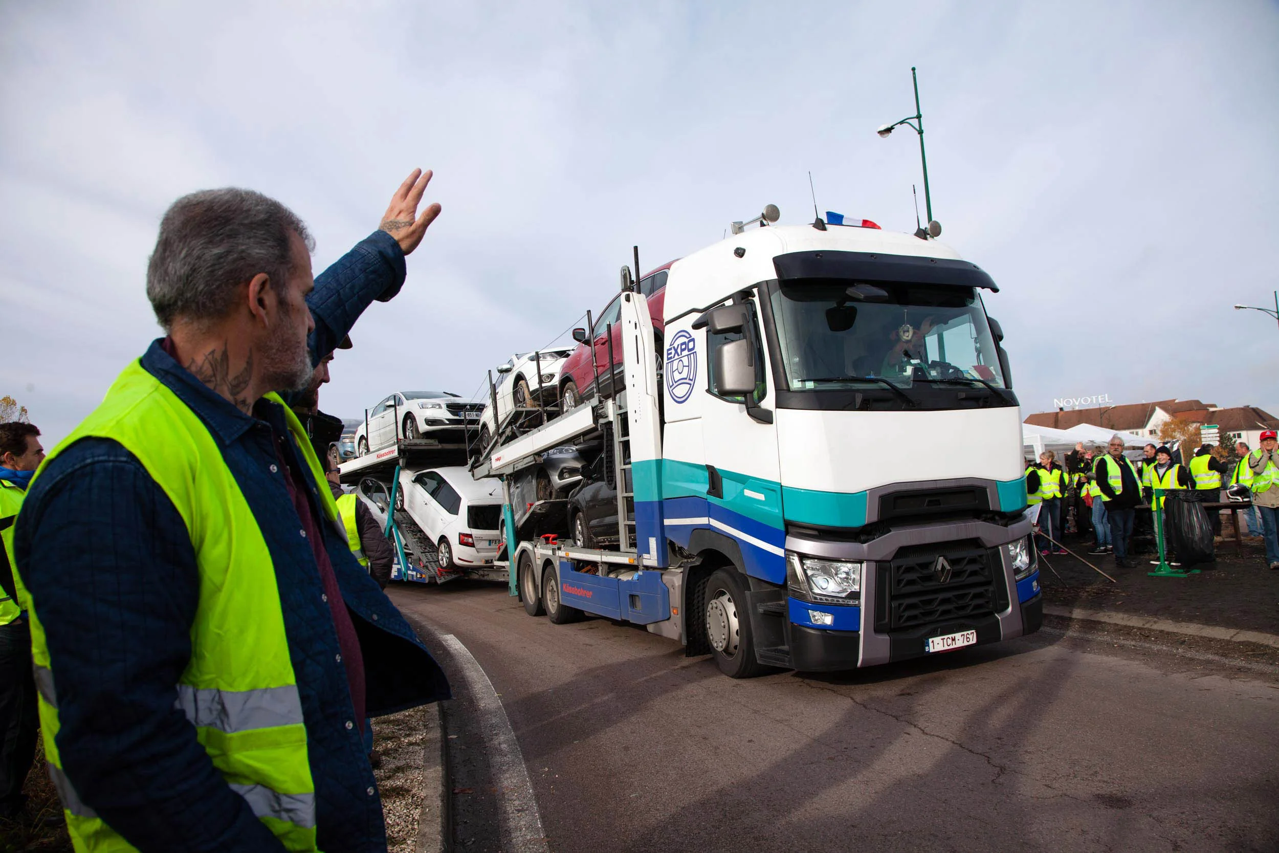  Beaune. 01 decembre 2018  Mobilisation des gilets jaunes au rond point de l'autoroute de Beaune (Bourgogne) .  Patrick a decide de rejoindre les gilets jaunes sur le rond-point de l’autoroute à Beaune pour les soutenir. 