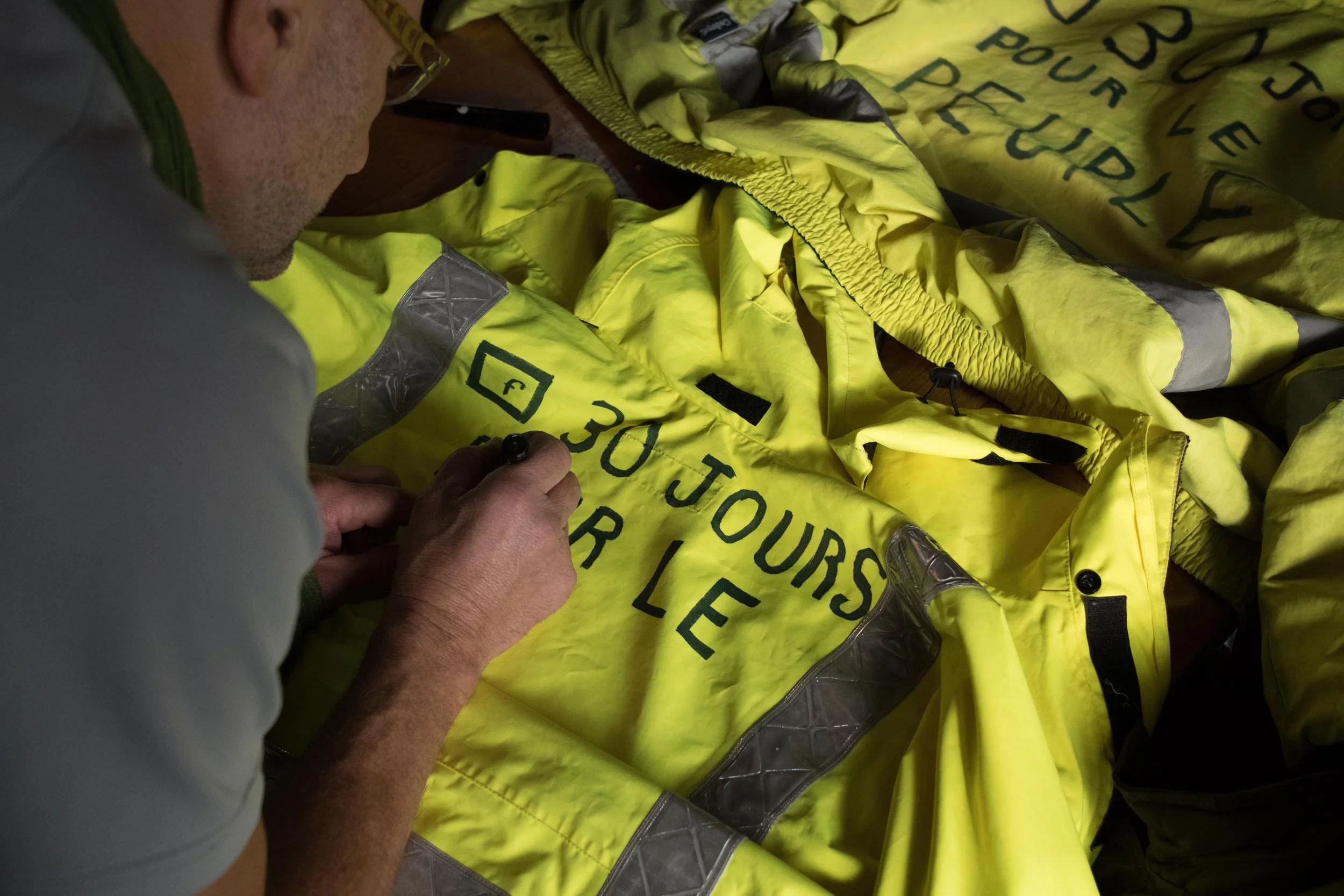  Cheilly-les-Maranges. 03 décembre 2018  Patrick écrit sur sa nouvelle veste gilet jaune le nom de la page Facebook 30 jours pour le peuple. Il a décide de porter une veste neuve pour rencontrer le président. 