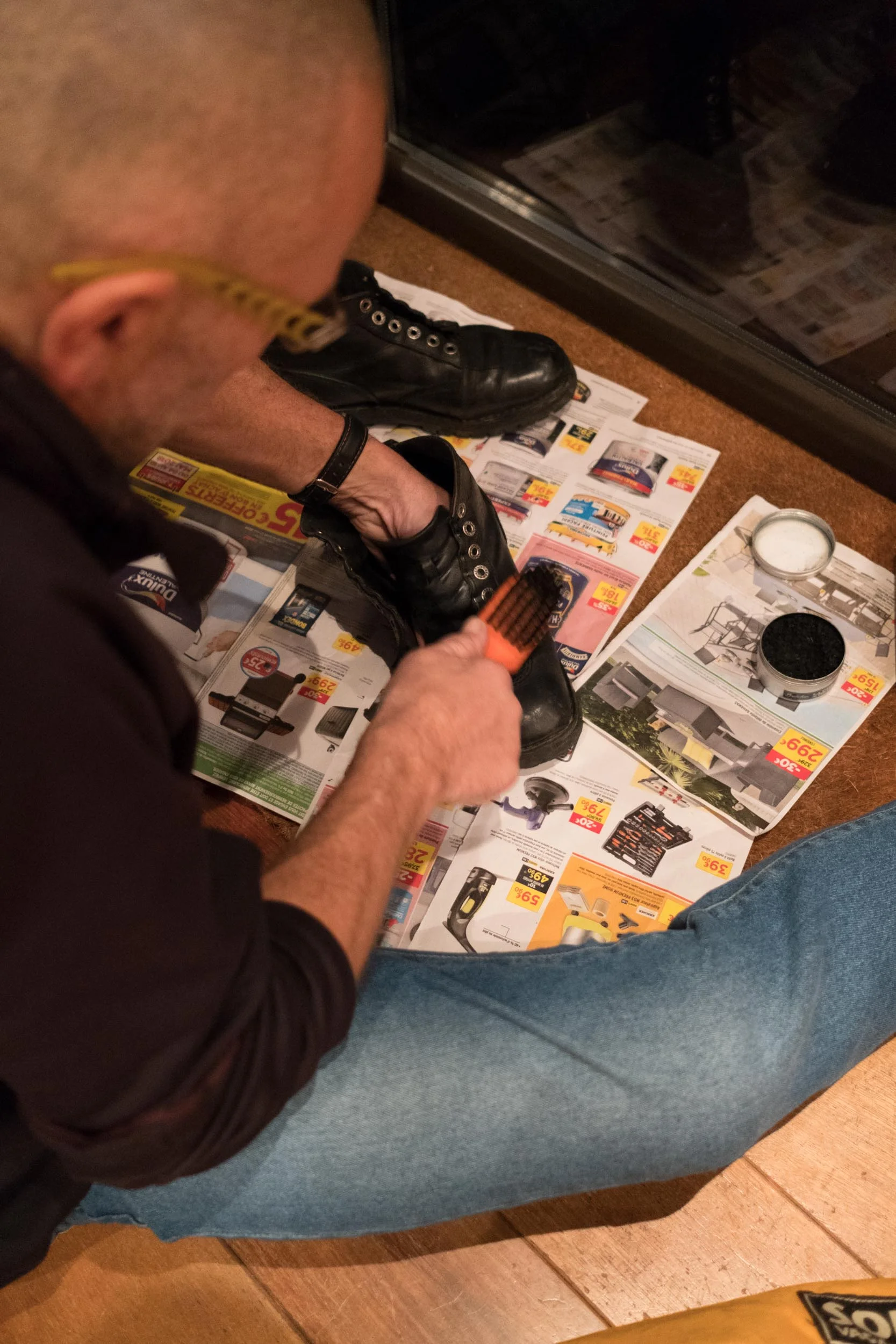  Nogent sur Marne. Le 03 decembre 2018. Au petit matin, Patrick nettoie ses chaussures avant son rendez vous avec le President Emmanuel Macron en fin de matine. Il souhaite être présentable pour cette rencontre qu'il attends impatiemment. 