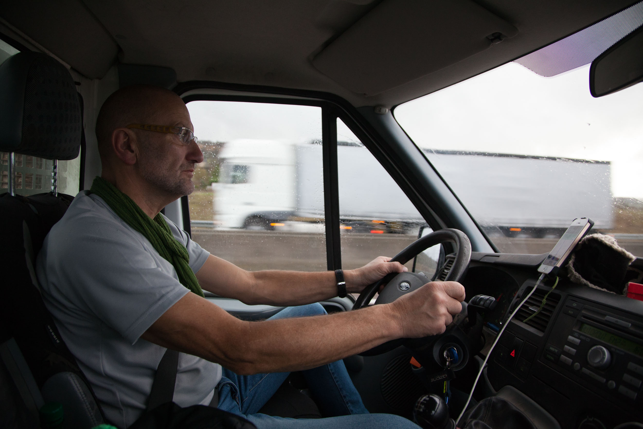  Autoroute A6 vers Paris  Patrick sur l’autoroute qui le conduit vers Paris. Son objectif est de transmettre son message a Emmanuel Macron. 