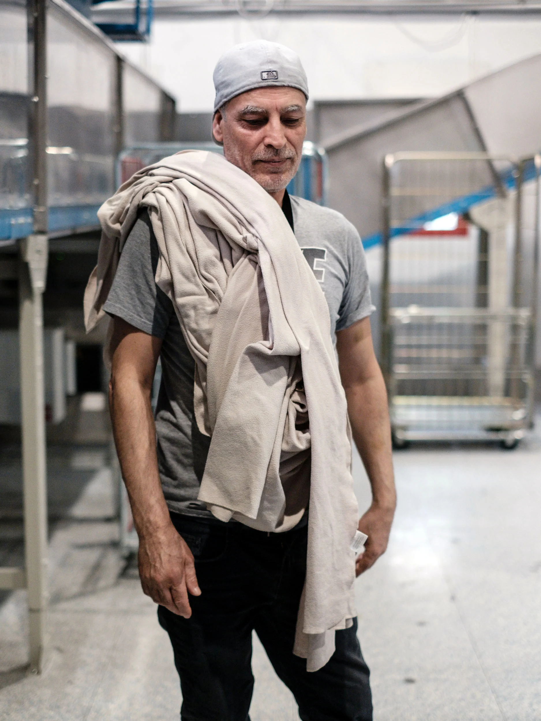 Michel, travailleur en situation de handicap (Sourd-Muet). Usine de Blanchisserie ANR Service. Tremblay-en-France. 2019. Projet personnel en cours.
