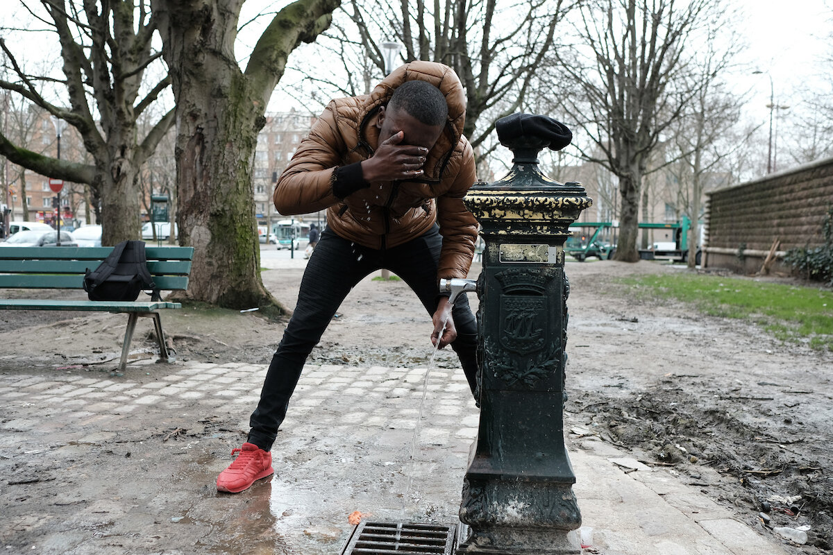 Paris, Mardi 10 mars 2020

Yannick se nettoie au point d’eau où il avait l’habitude de se laver quand il dormait dans le camp. Porte d’Aubervillier. Paris 