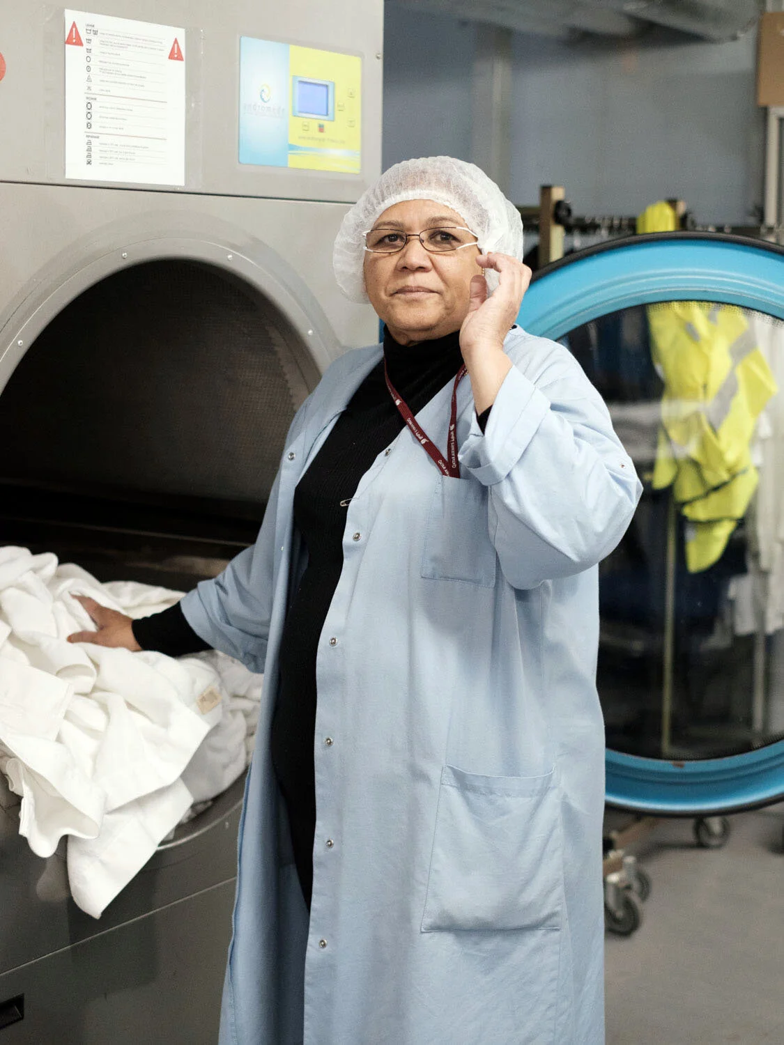 Husna, 59 ans. En reconversion à cause d’un accident du travail. Usine de blanchisserie pour compagnie aérienne Tremblay-en-France