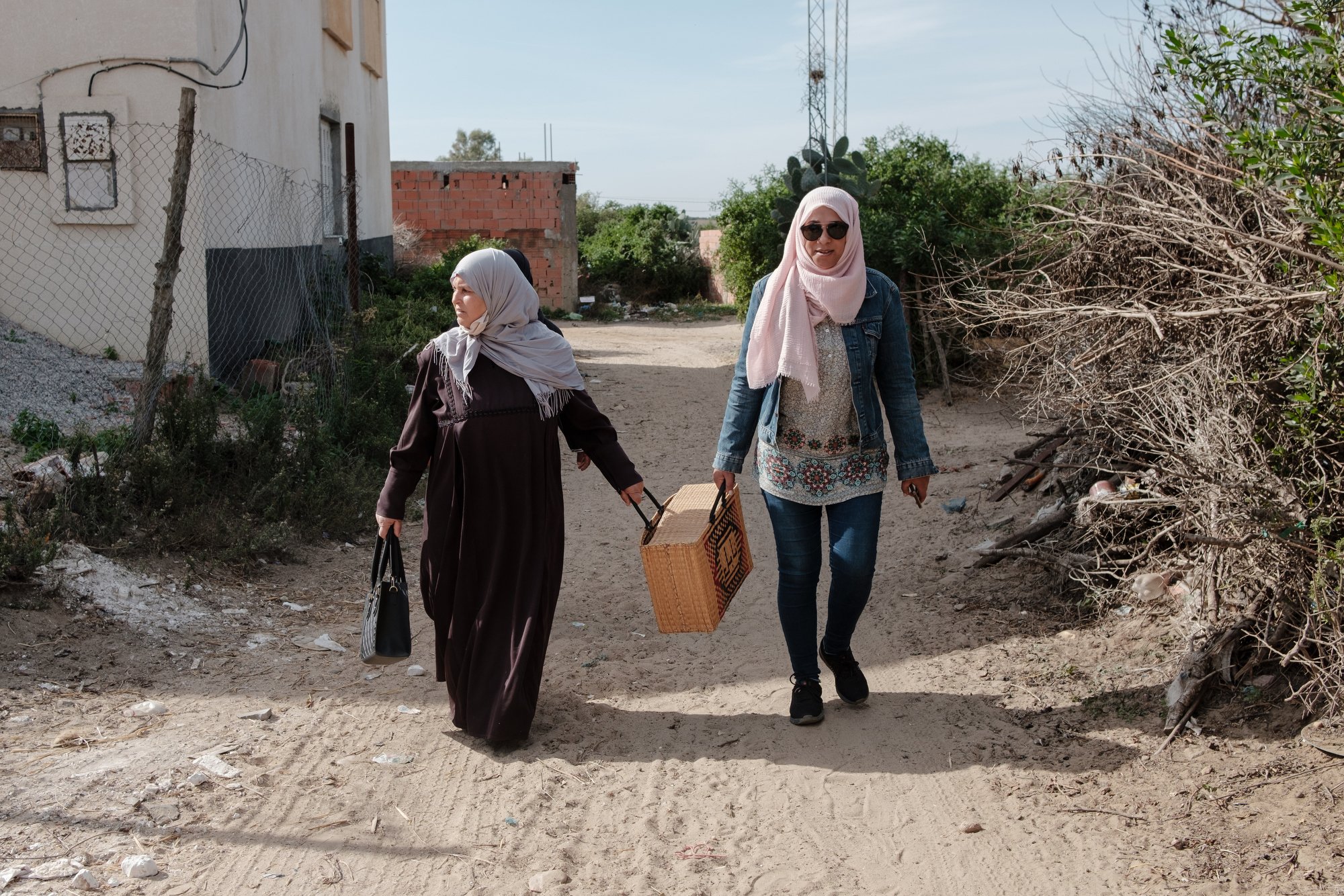  Nadia et Fatma marche dans le village de Yakoub où habite Fatma. Elles se rendent à la ferme de Fatma pour aller voir ses ruches. 
