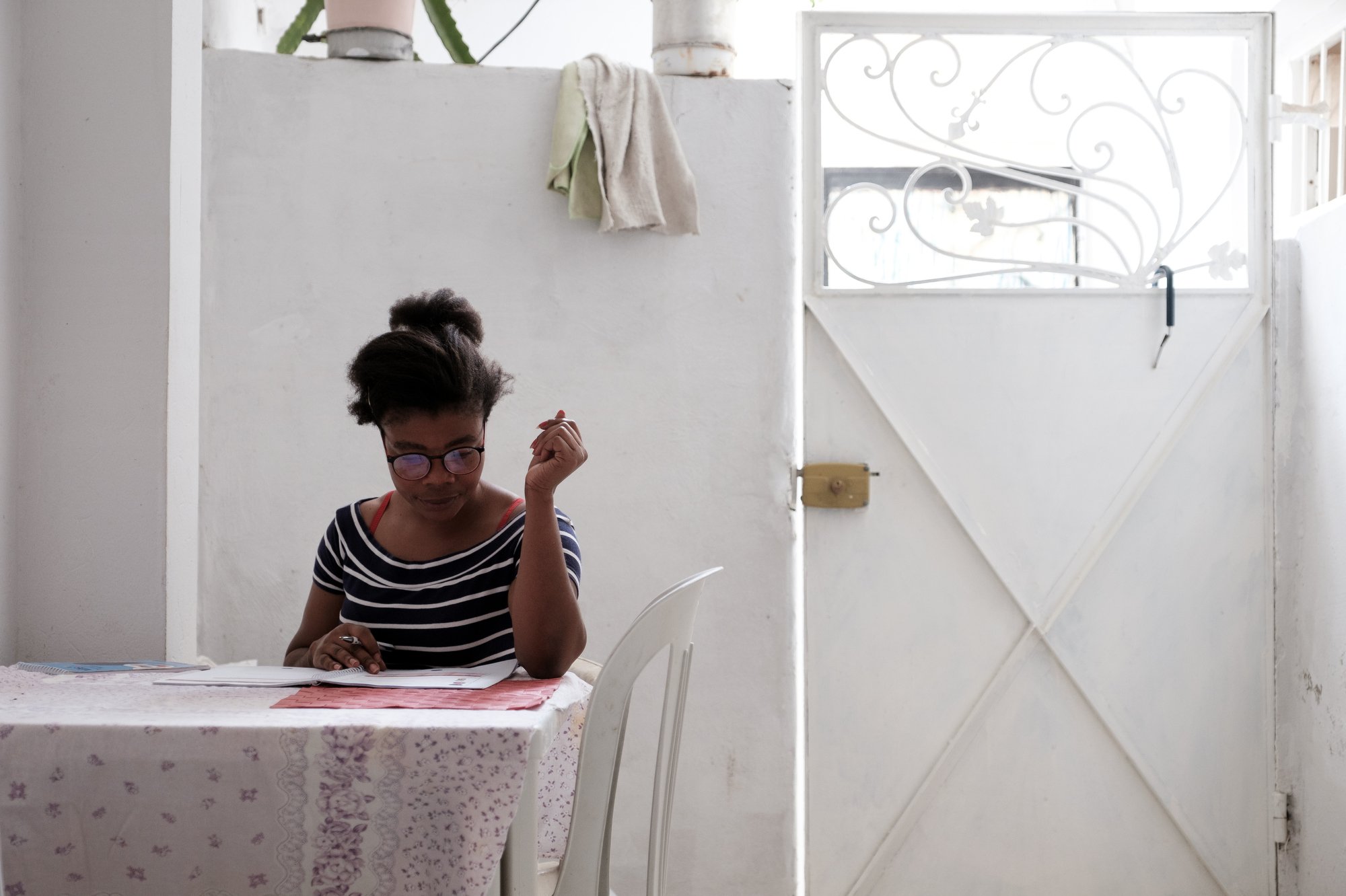  Verdine étudie ses cours de dialecte tunisien chez elle à Nour Jaffer. 
