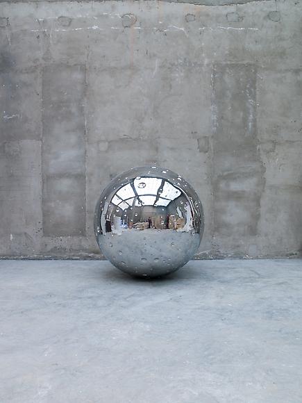 STEEL Moon,&nbsp;2009&nbsp; &nbsp; &nbsp; &nbsp;stainless steel &nbsp;ø 150 cm