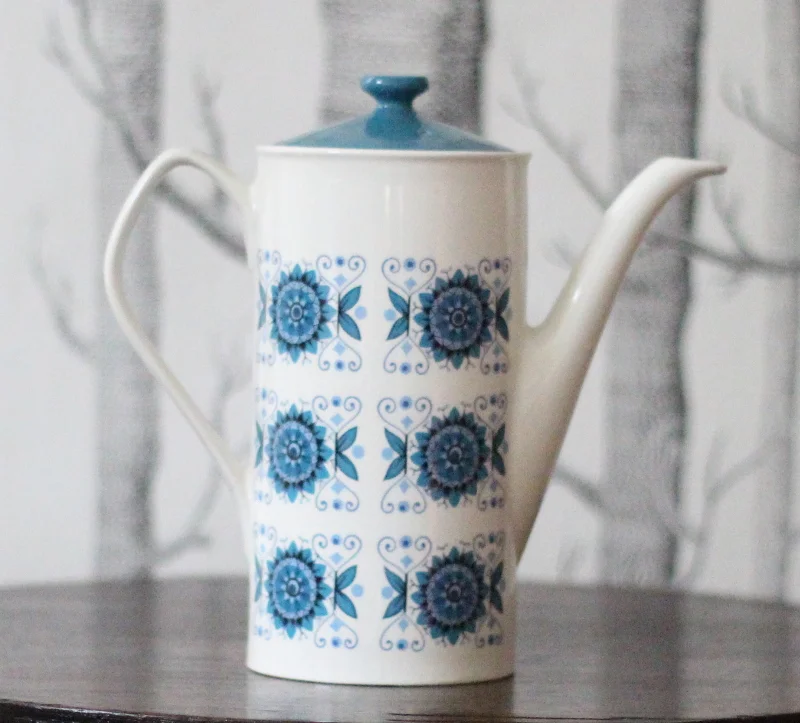 For funky and fashionable dinnerware go vintage 