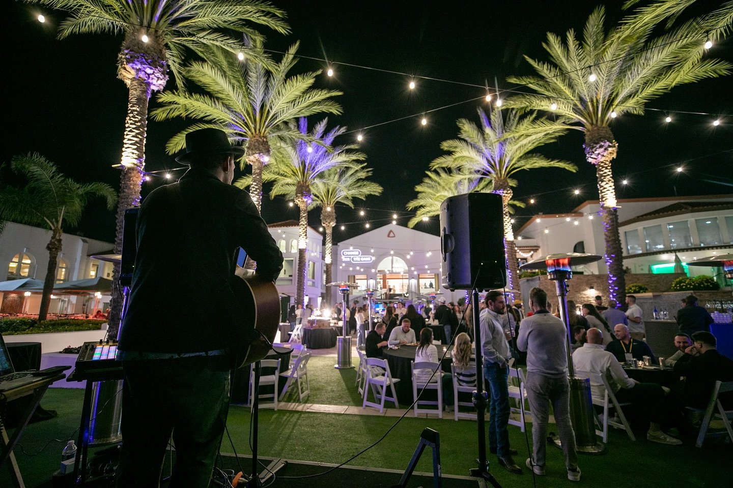 Still reeling from my performance @omnilacosta in February. Thx @nevro_hfx for having me and @caligriebelphoto for the lovely photos and @kingsmengolf for the fit. 💕📸⛳️🍷✨
.
#instagood #livephotography #night #nightlife #wednesday #music #guitarist