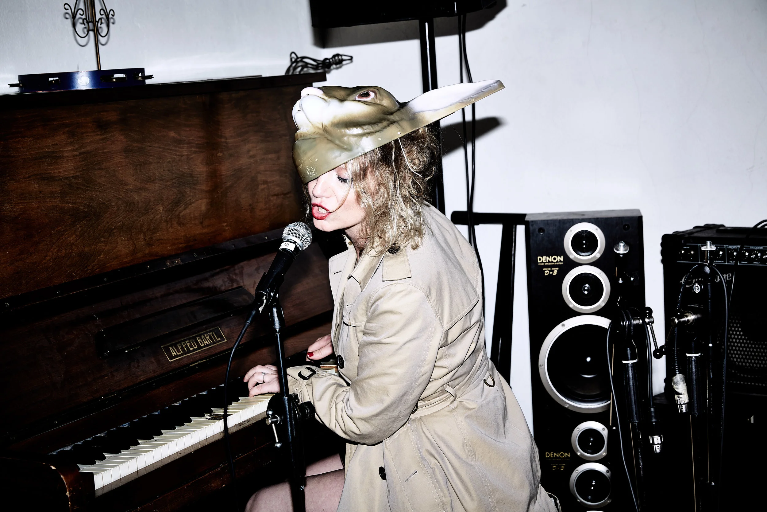 _W4C8988CARO rabbit singing 01.jpg