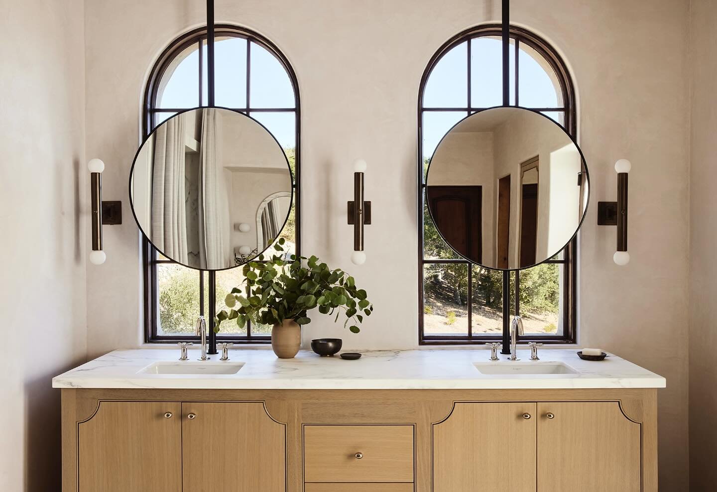 Suspended mirrors and all the natural light in the primary bathroom of our Sonoma project. 

Interiors @lindsaygerberinteriors 
Photographer @samfroststudio