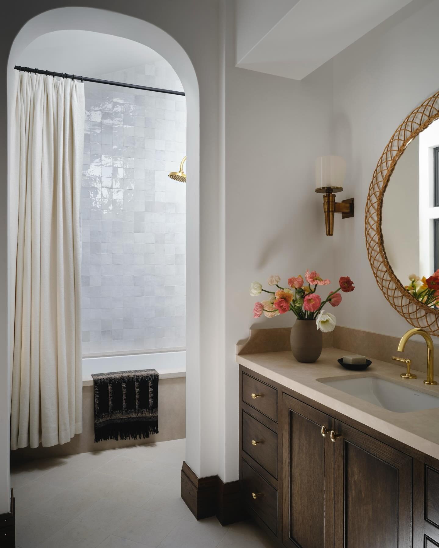 A bright, happy bathroom for a lovely young client 🤍 

Interiors @lindsaygerberinteriors 
Photographer @douglasfriedman 
Styling @rowelosangeles