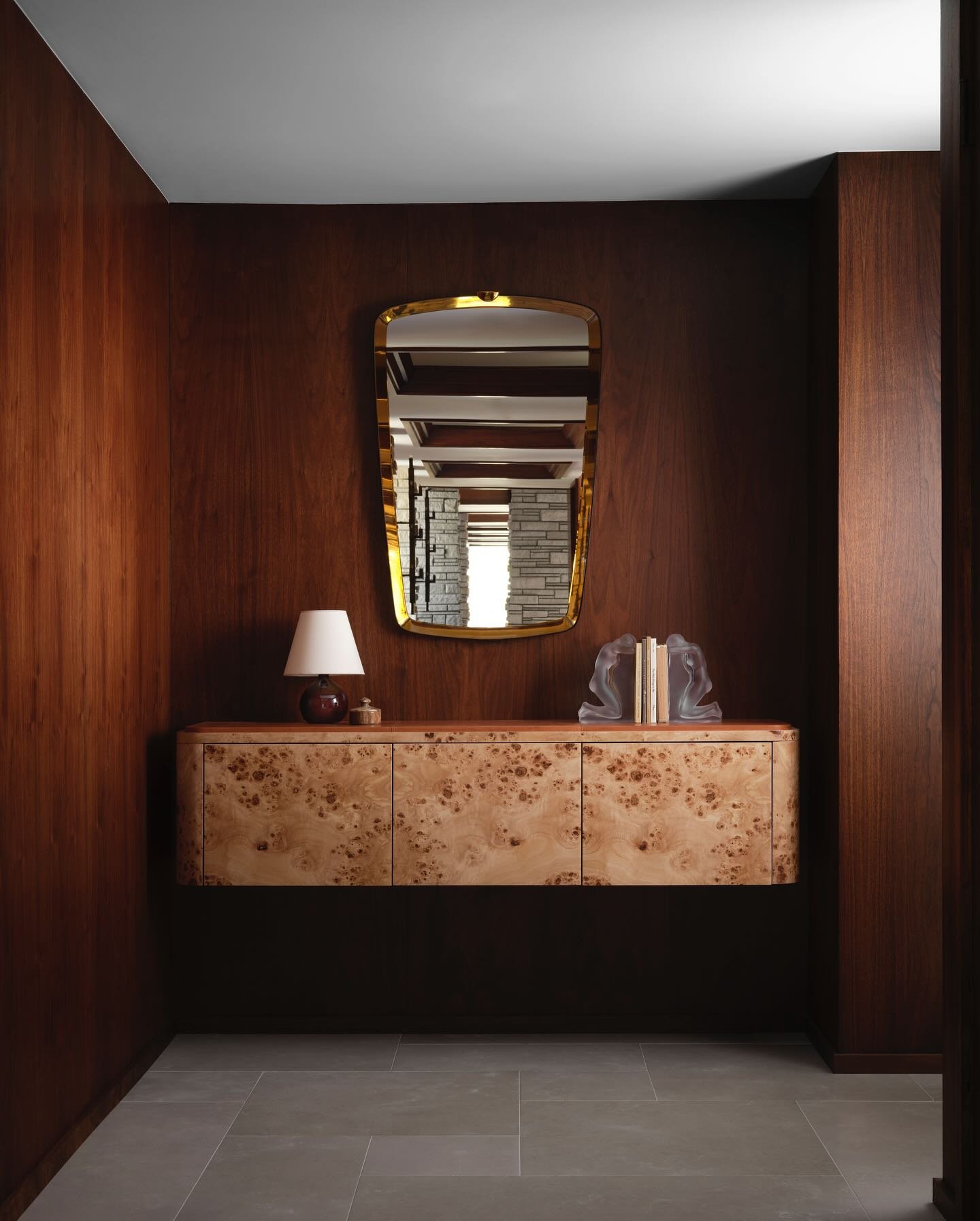 A seductive sense of arrival at the end of a hypnotic hallway in our mid century modern project. 

Interiors @lindsaygerberinteriors 
Photographer @douglasfriedman 
Lighting Tech @_kitsinclair_ 
Styling @yeddamorrison