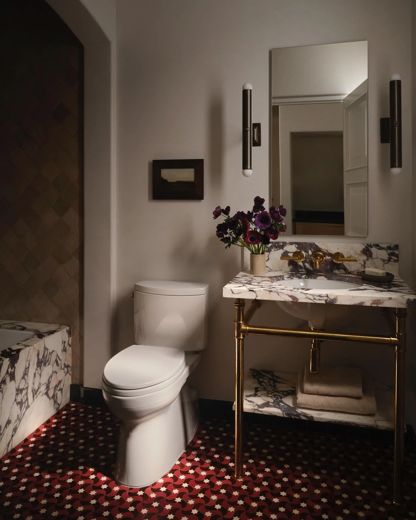 It&rsquo;s all about the @mosaichousenyc tile floor in the &ldquo;family&rdquo; bathroom of our Pacific Heights project ⭐️ 

Interiors @lindsaygerberinteriors 
Photographer @douglasfriedman 
Lighting Tech @_kitsinclair_ 
Styling @rowelosangeles 
Arch