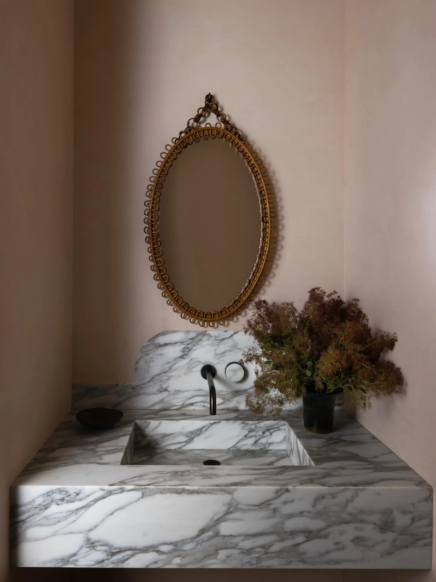 The pink plaster powder room in our Woodside project. 

Interiors @lindsaygerberinteriors 
Photographer @bessfriday 
Architect @taylorlombardoarchitects 
GC @cairnconstruction