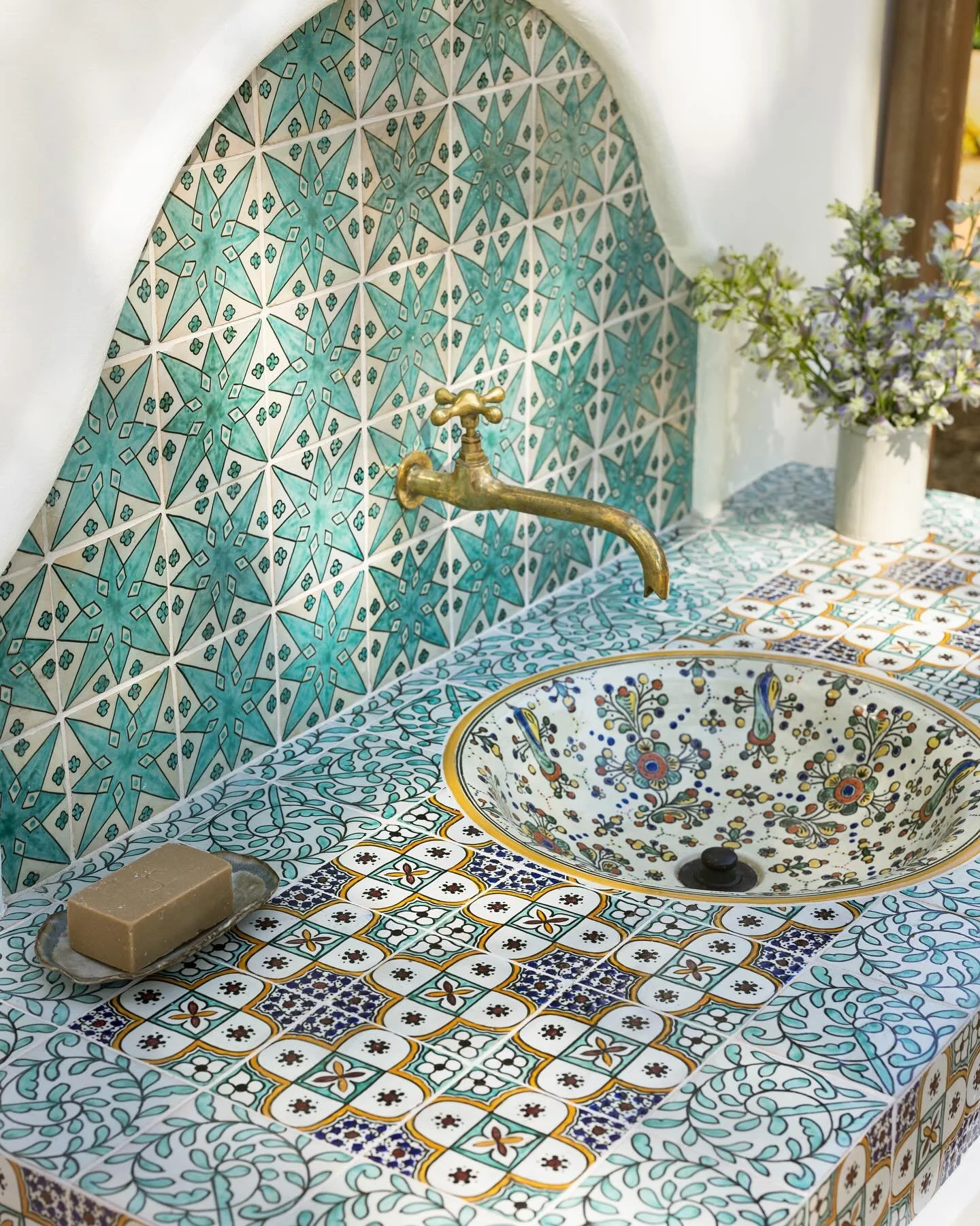 What a joy it was to design this playful outdoor sink at our Woodside project.  A vintage Moroccan faucet and hand painted sink basin are surrounded by a rainbow array of @mosaichousenyc tiles. 

Interiors @lindsaygerberinteriors 
Photographer @bessf