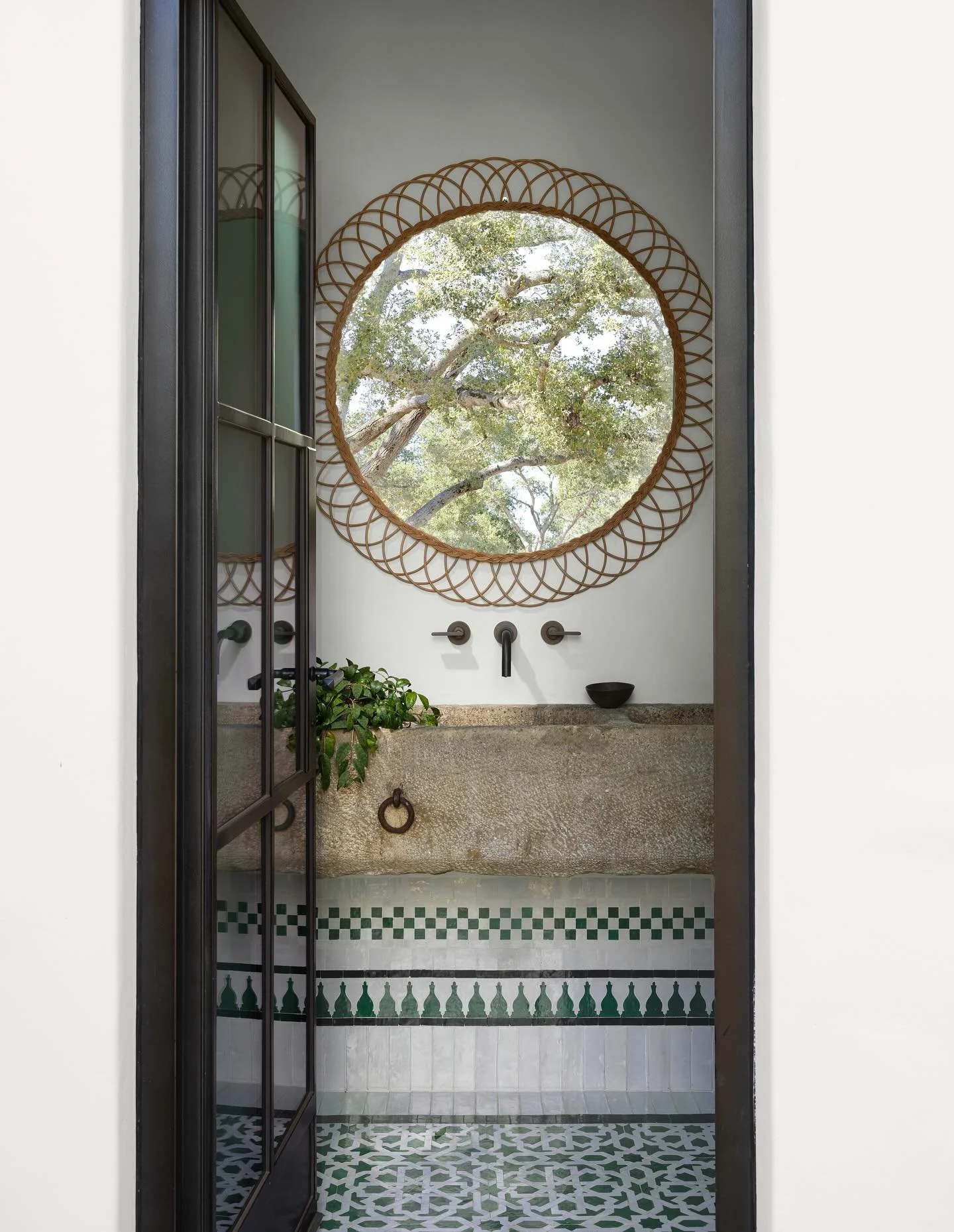 A late 18th century French sandstone trough acts as sink and towel storage in the pool WC at our Woodside project. 

Interiors @lindsaygerberinteriors 
Photographer @bessfriday 
Architect @taylorlombardoarchitects 
GC @cairnconstruction