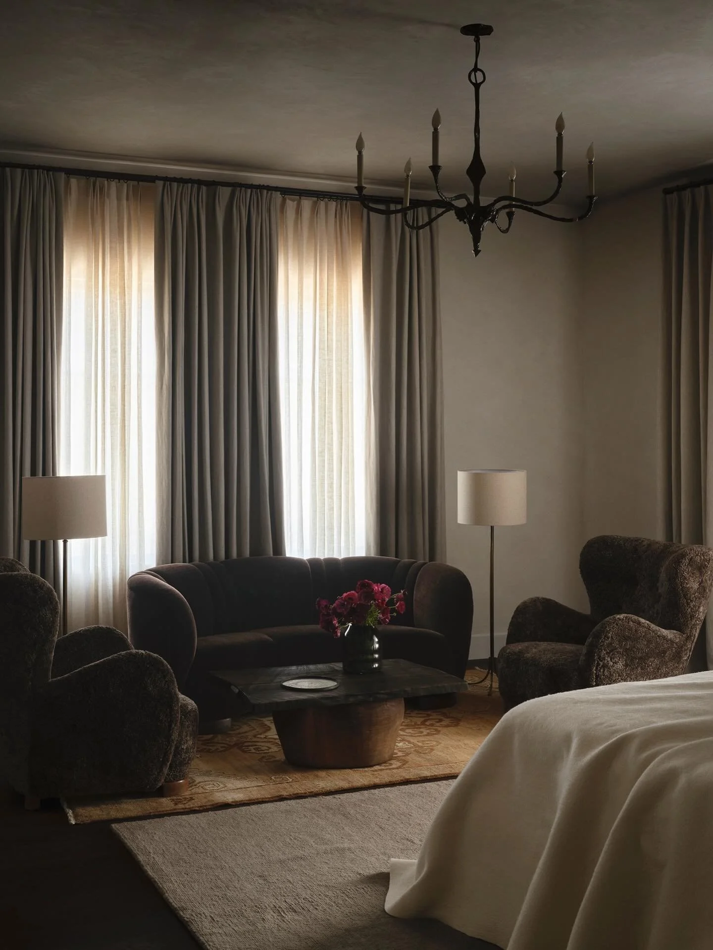 The comfy cozy seating lounge in the primary bedroom of our Pacific Heights project. 

Interiors @lindsaygerberinteriors 
Photographer @douglasfriedman 
Lighting tech @_kitsinclair_ 
Styling @rowelosangeles 
Architect @sutroarchitects 
Builder @kreko