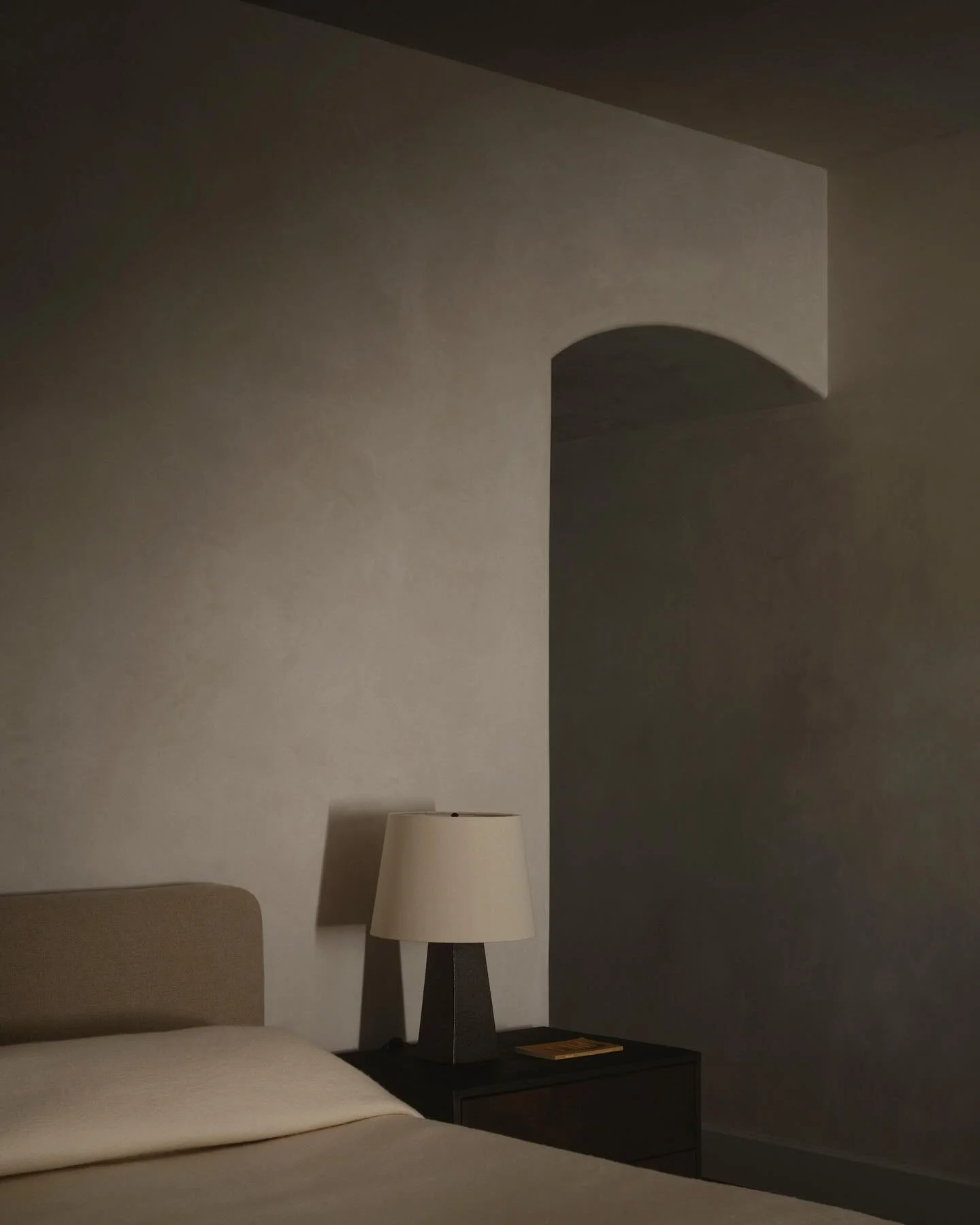 Ultimately it&rsquo;s all shapes, forms and textures&hellip; @douglasfriedman captured the essence of what I try and focus my interiors on in this photo 🤎 Restful, calm and captivating 

Interiors @lindsaygerberinteriors 
Photographer @douglasfriedm