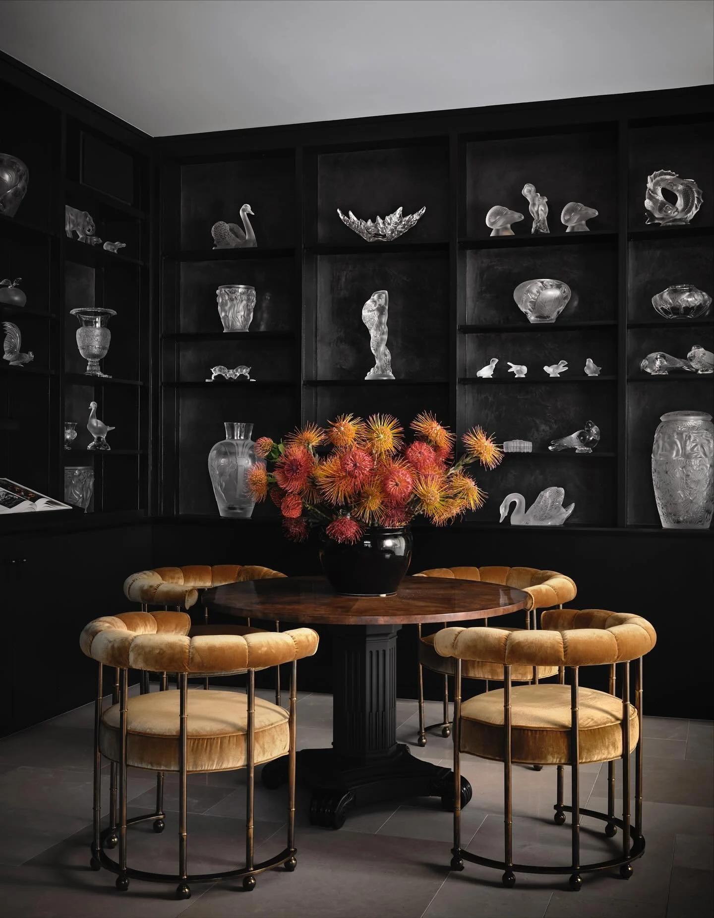 It&rsquo;s no secret I love a mood&hellip;spooky, seductive, sexy, layered and perfectly suited to share on Halloween 🌚  Please enjoy a compilation of my favorite moody rooms 🖤 All design work is by @lindsaygerberinteriors