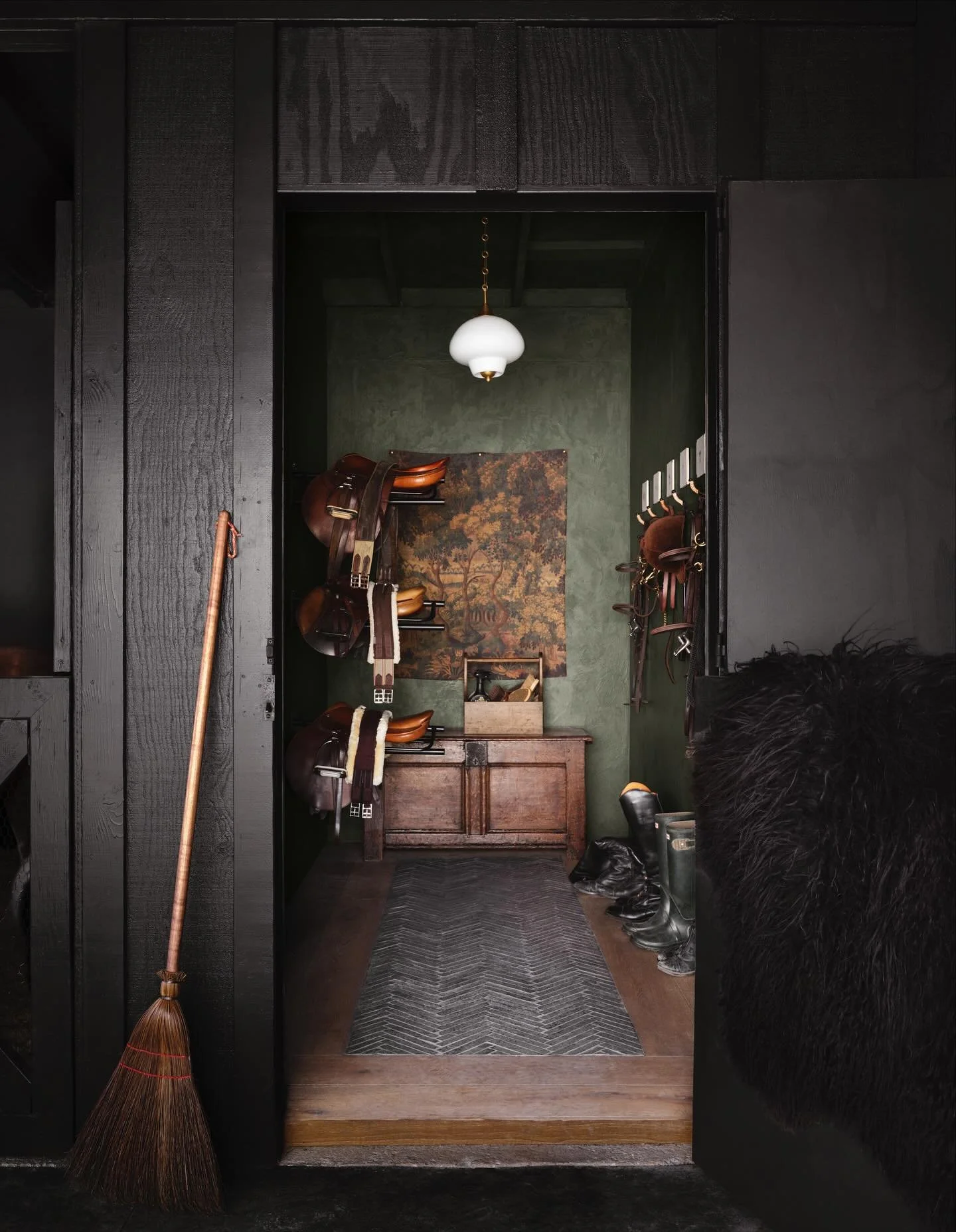 This tiny tack rooms design evolved in such an organic way and showcases a handful of treasures I&rsquo;ve collected over the years.  A standout element is the gorgeous plaster walls - it&rsquo;s a brand new collection from @coloratelier by @douglasf