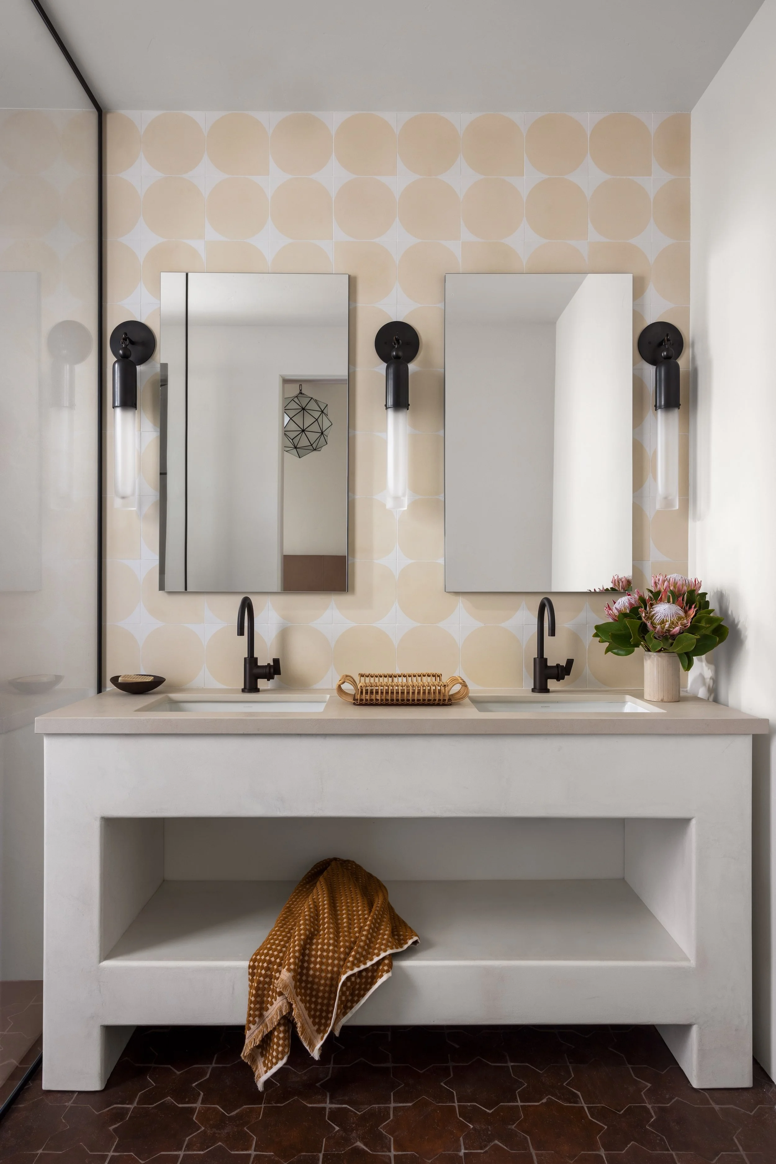 6.24.25_LindsayGerberInteriors_WoodsidePoolHouse_18859.jpg