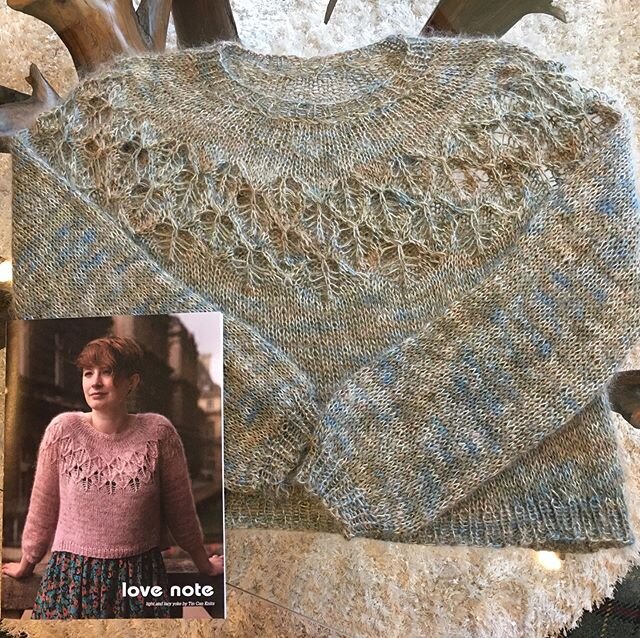 #lovenote #farmersdaughterfibers #foxylady #mightymo #oldsunknits #whitefishmontana #knittingaddict #madeinmontana 
It is SO soft!!! The colorways are Olive Oyl &amp; Whiskey River. I already miss knitting on it...