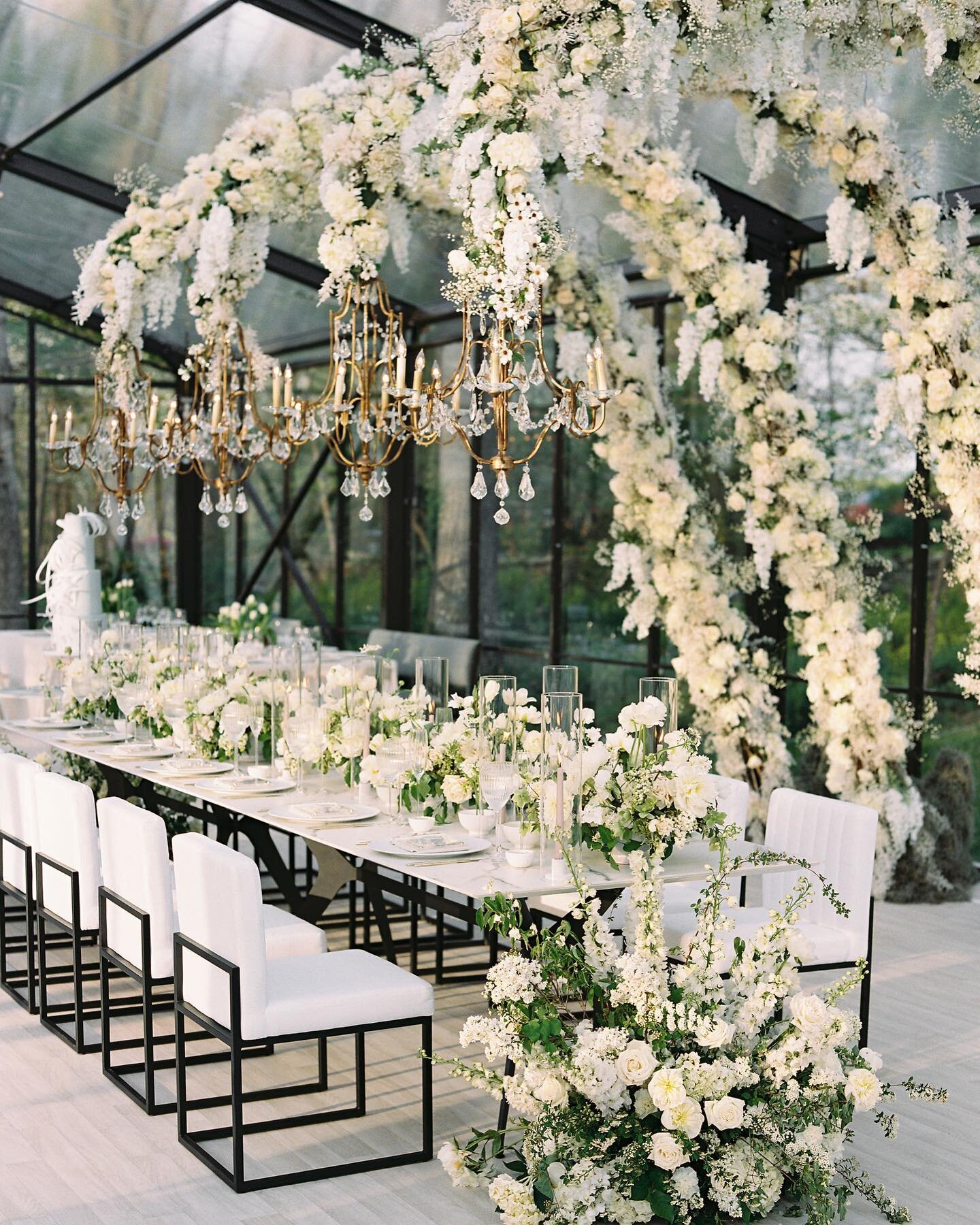 Overflowing florals and statement chandeliers made this glass-tented wedding reception truly glow! 🤍✨

Floral: @sophiefelts 
Planning and Design: @lpe_francie @laurynprattes 
Venue: @goodstoneinn 
Tent: @sandoneproductions 
Photography: @abbyjiu @me
