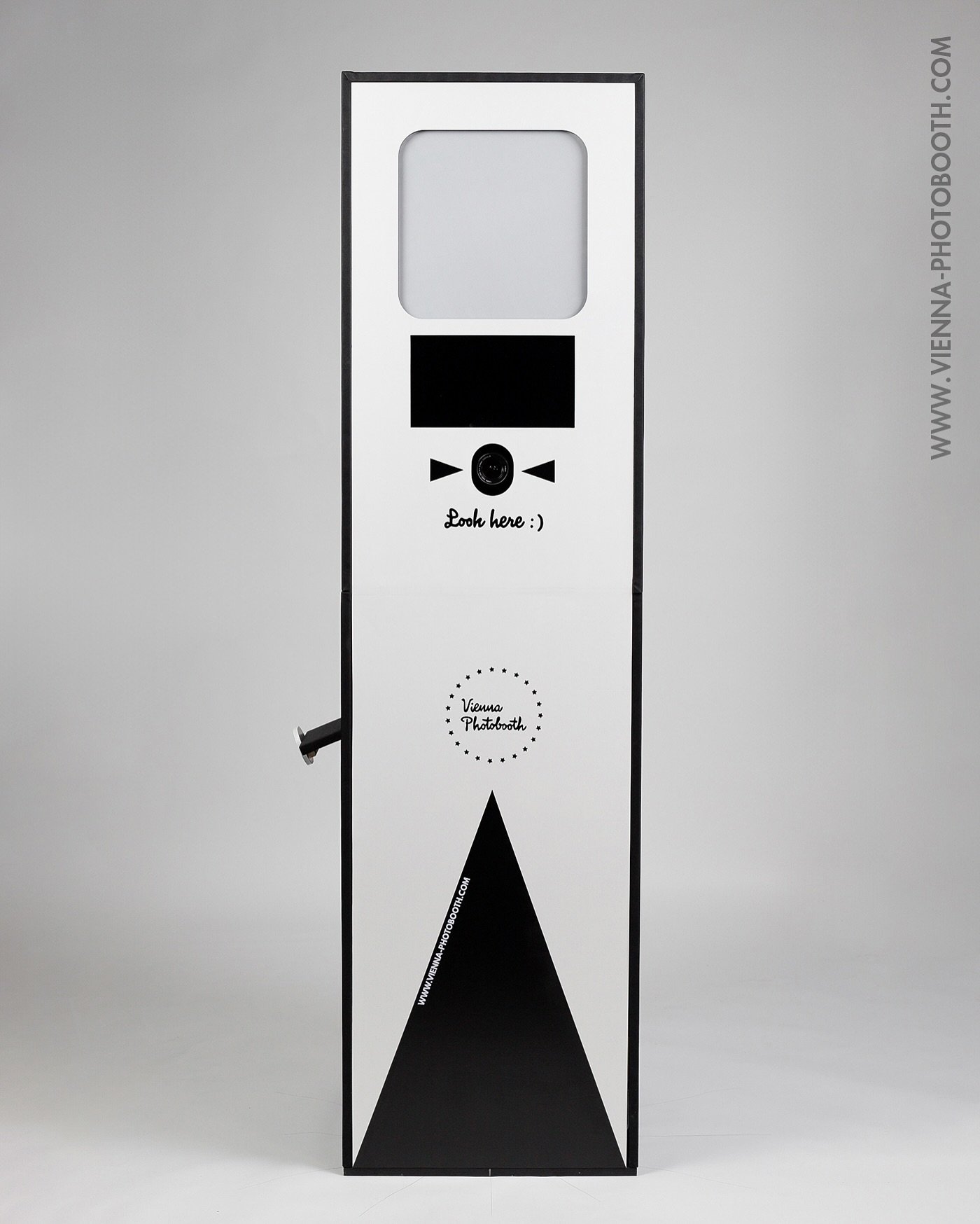 Voi&aacute;! 🥳 unsere neue Photobooth ist startklar 🚀📸.
Dieses Modell hat alle Funktionen, die eine sehr gute Photobooth haben sollte:
- einen professionellen Hochleistungs-Fotodrucker
- eine sehr gute Kamera, die scharfe Bilder machen kann
- eine