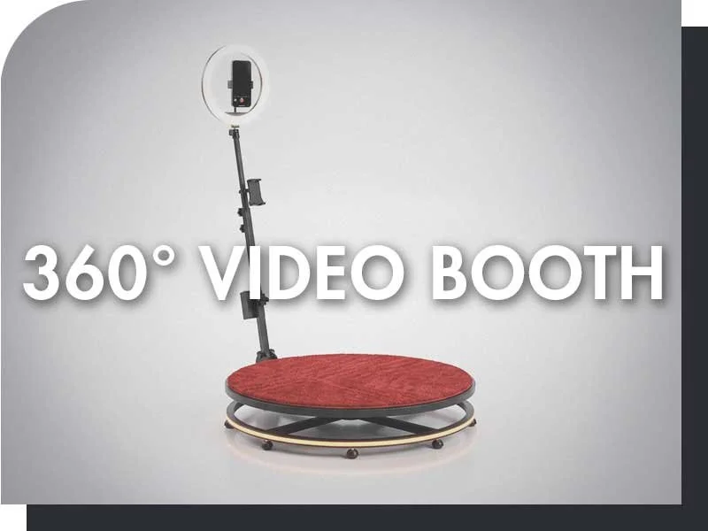 360° Videobooth Plattform mit rotem Teppich, an einem Ständer befestigte Kamera, Text "360° Video Booth" im Vordergrund.