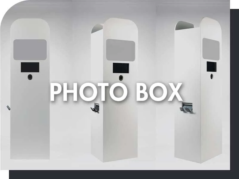 Drei weiße Photo-Boxen in einem Raum, die mit Kameras und Scanner ausgestattet sind.