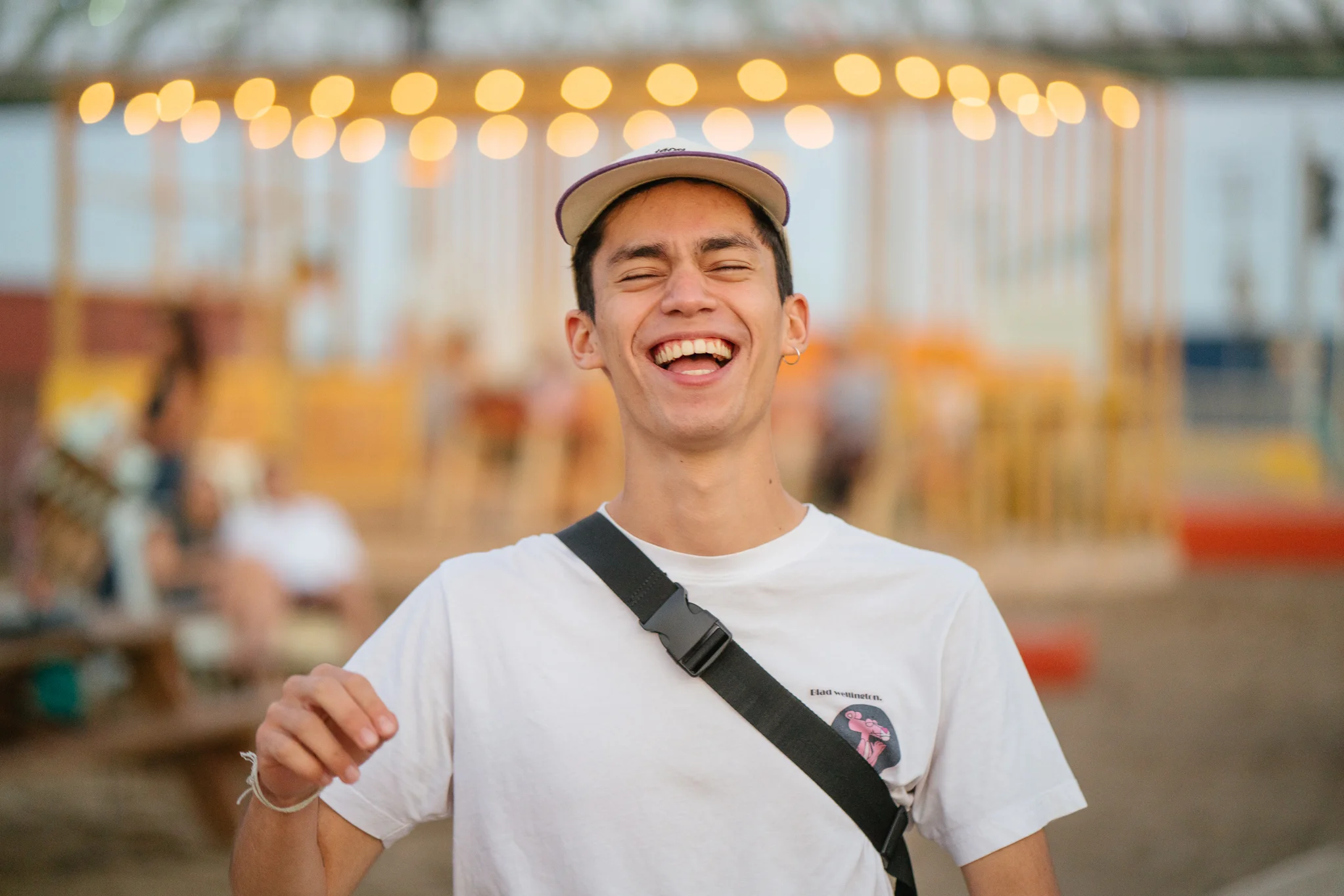 “Je suis un ancien stagiaire de la Pépinière, l'organisme derrière le Village, et j'ai pu donner un coup de main durant la construction de ce dernier. Je viens régulièrement au Village parce que j'apprécie beaucoup cette ambiance positive que l'on retrouve ici et les gens super chou qu'il y a. C'est des amours. Il y'a toujours quelque chose qui se passe et je peux chiller tranquillement aussi. Mais ce qui me fait le plus plaisir, je dirais même ça me rend fière, c'est de voir que des enfants jouent sur le terrain d'aventure que j'ai aidé à ratisser ou qu'on apprécie les installations que j'ai peinturé. ”Raúl, ancien super stagiaire du programme Vivace de La Pépinière I Espaces Collectifs ❤️