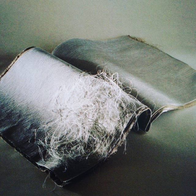 Marisa Bronzini, "Libro del vento (Livre du vent)", 19!". 40 x 40 cm. Lin, coton, soie, baies (Catalogo " Filo 1996")