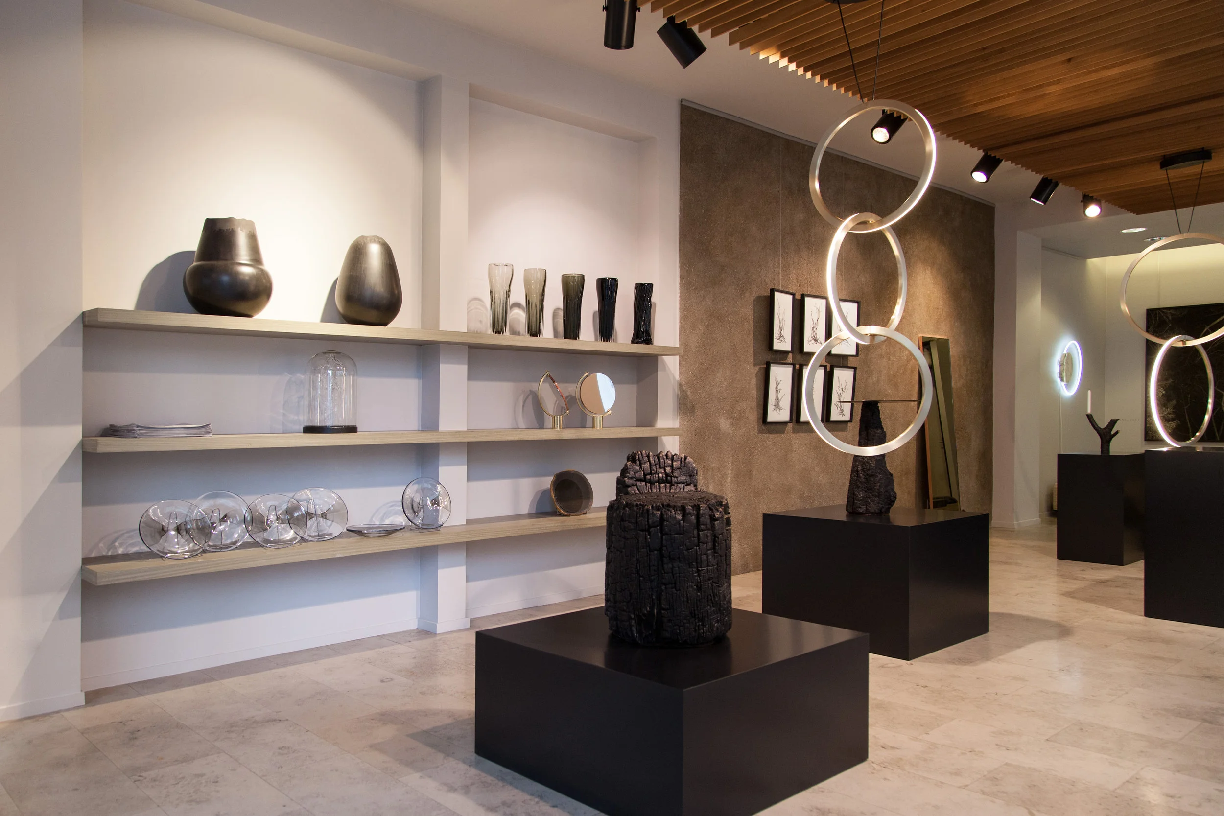 Visite des installations à la galerie Bensimon. Crédit photo : Bensimon.