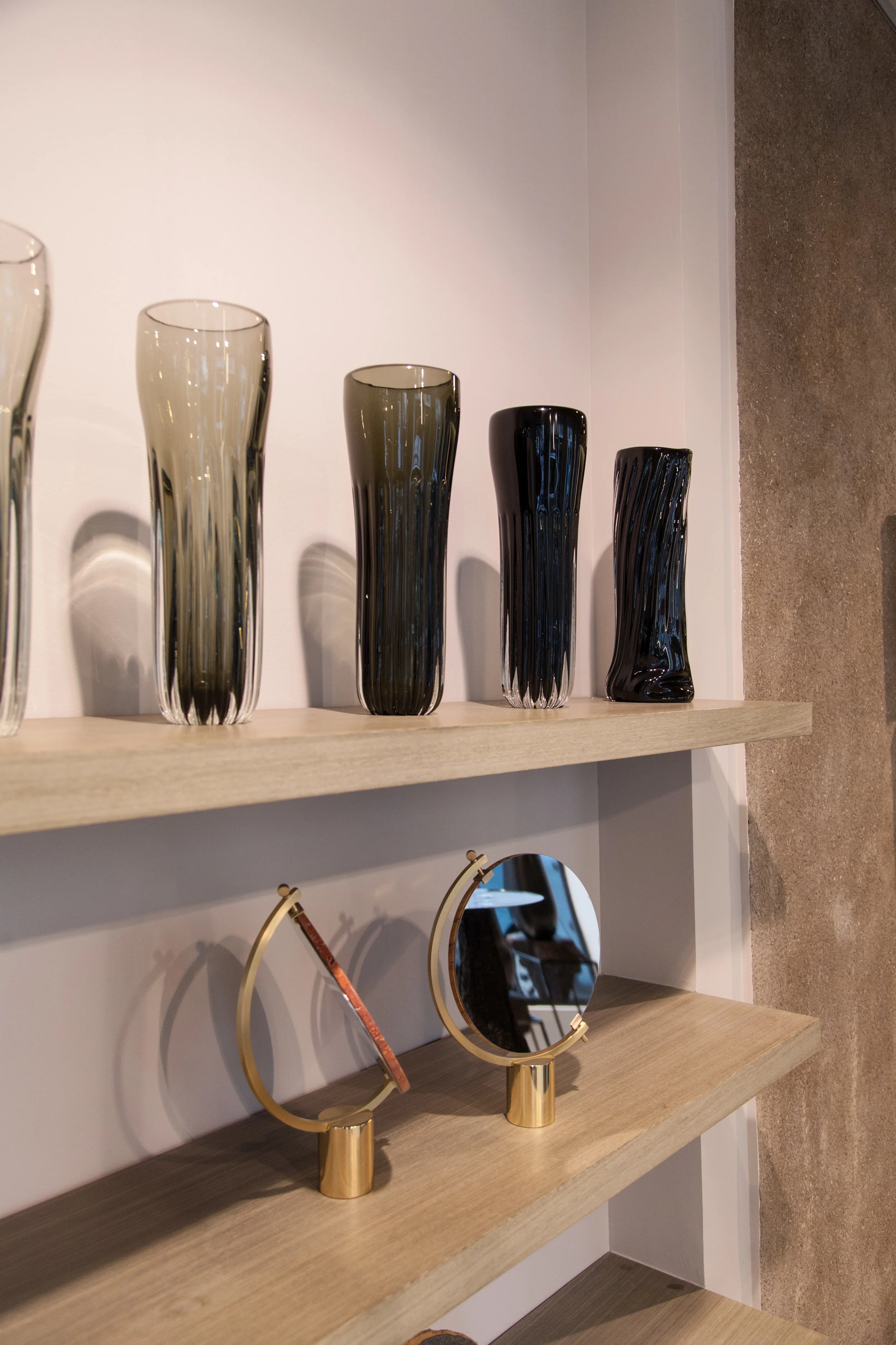 Vases "Colonna" signés Stories of Italy; miroirs "Naia", du duo CTRLZAK pour JCP. Crédit photo : Bensimon.