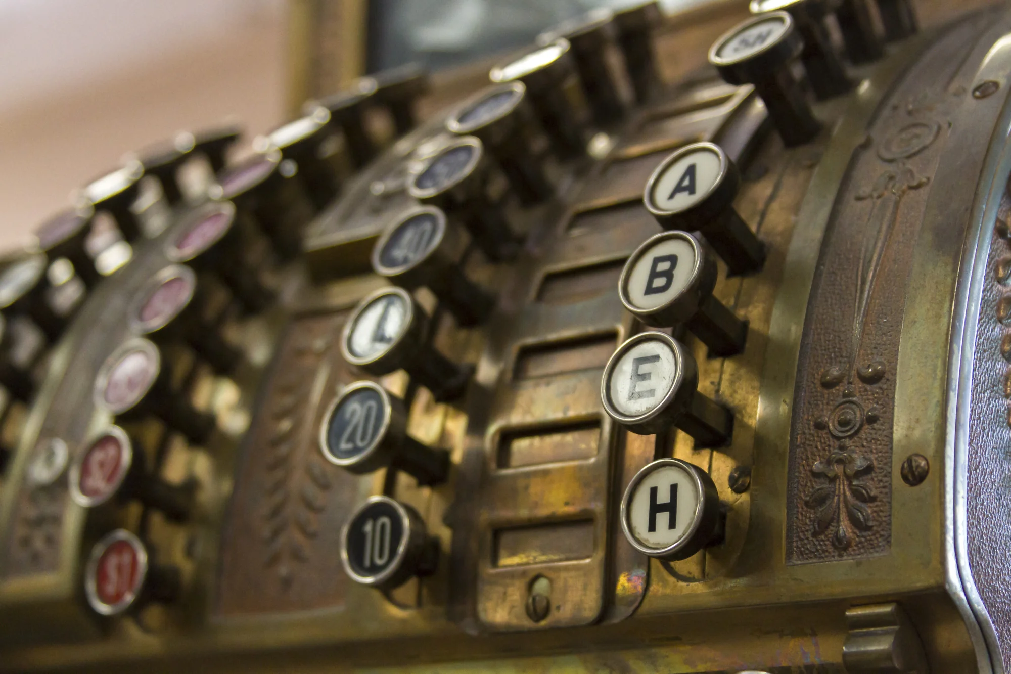 Cutting Edge Mobile Technology Drives Move Toward Cashless Societies