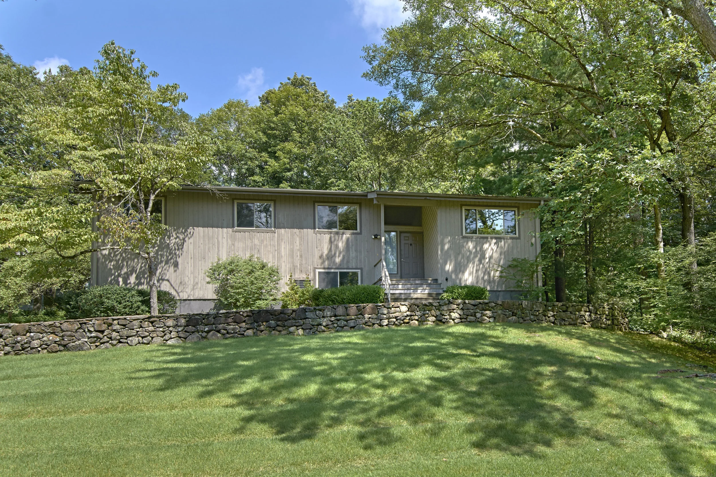 75 LAKEVIEW AVE CORTLANDT MANOR LIST PRICE $495,000 SOLD PRICE $495,000 SOLD ON 08/14/18