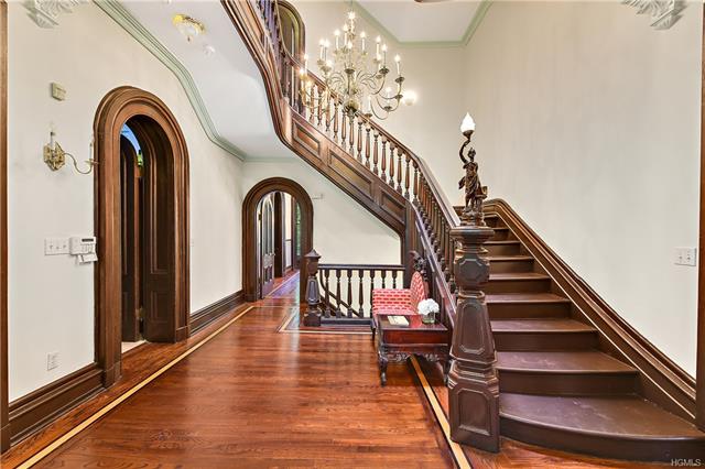 staged_foyer_02.jpeg