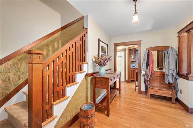 staged_foyer_03.jpeg