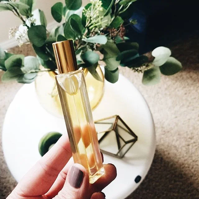 One of my favorite new blends...perfect for summer.
.
4 d bergamot 
4 d orange 
4  d joy
carrier oil
.
All the happy feels.
.
#tjeoilylife #thejonesessentials #nontoxicliving #youngliving #younglivingeo #yleo #essentialoils #healthyfamily&nbsp; #heal