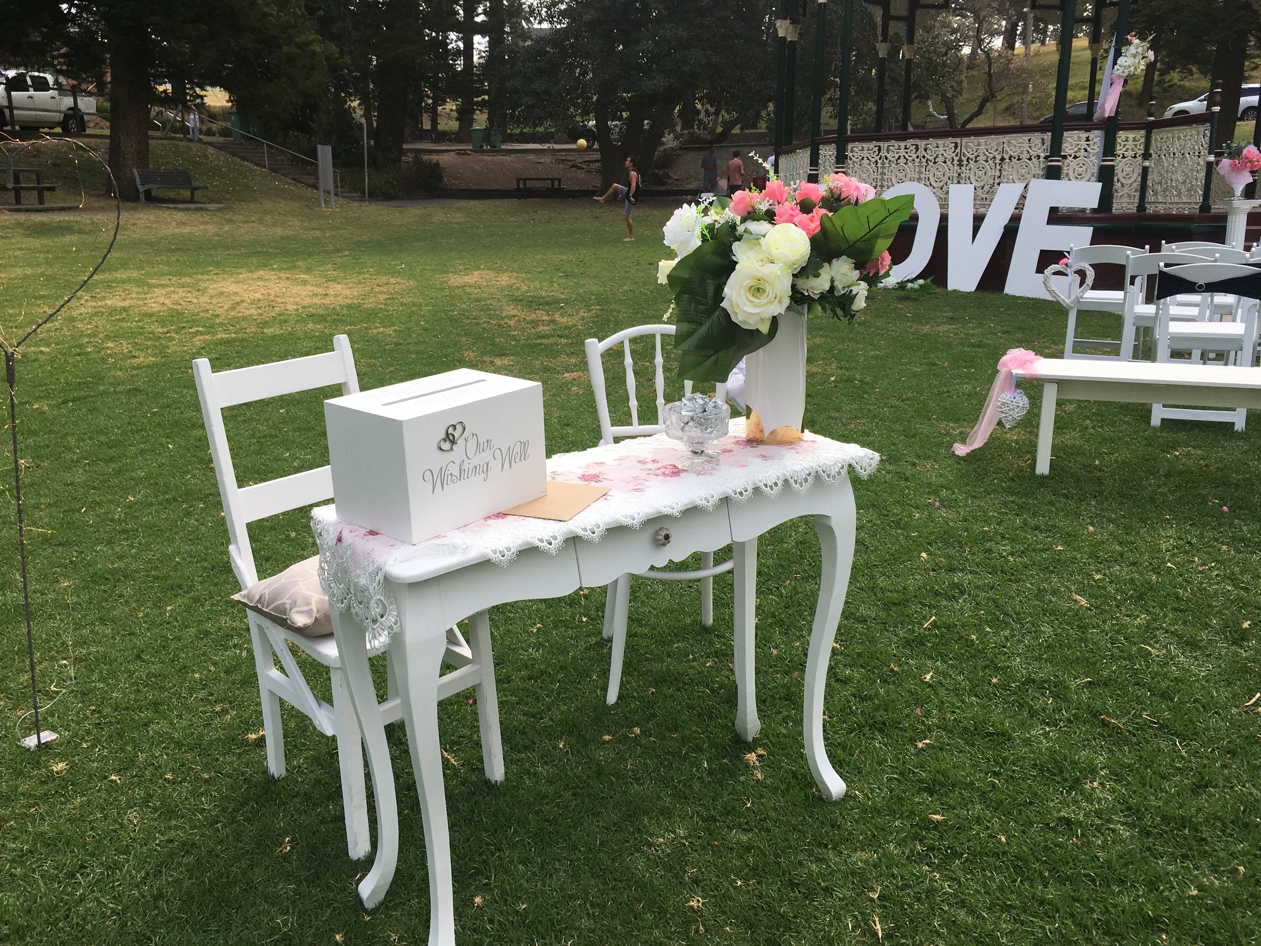 Wedding signing table and chairs