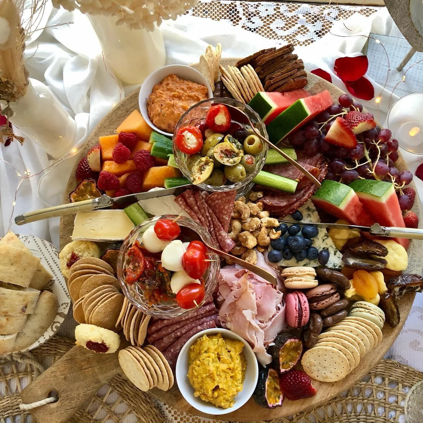 Happy Friday everyone! Eating all the colours of the rainbow and starting the weekend right with this grazing platter for two 🥰 Hope you all have a fun weekend 🌈☀️🌞