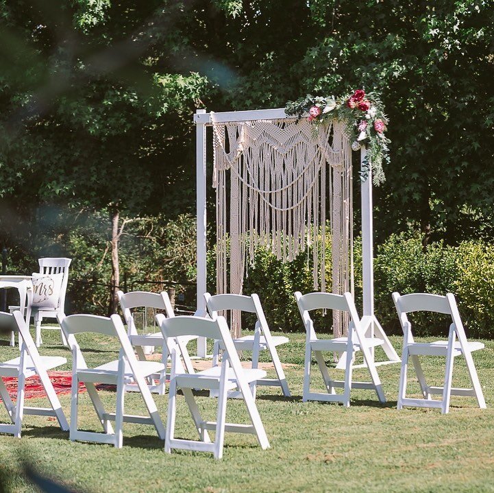 Reminiscing about warmer days and the last styled shoot we did at the very pretty Myrtle Ridge Farm ☀️📸🌳