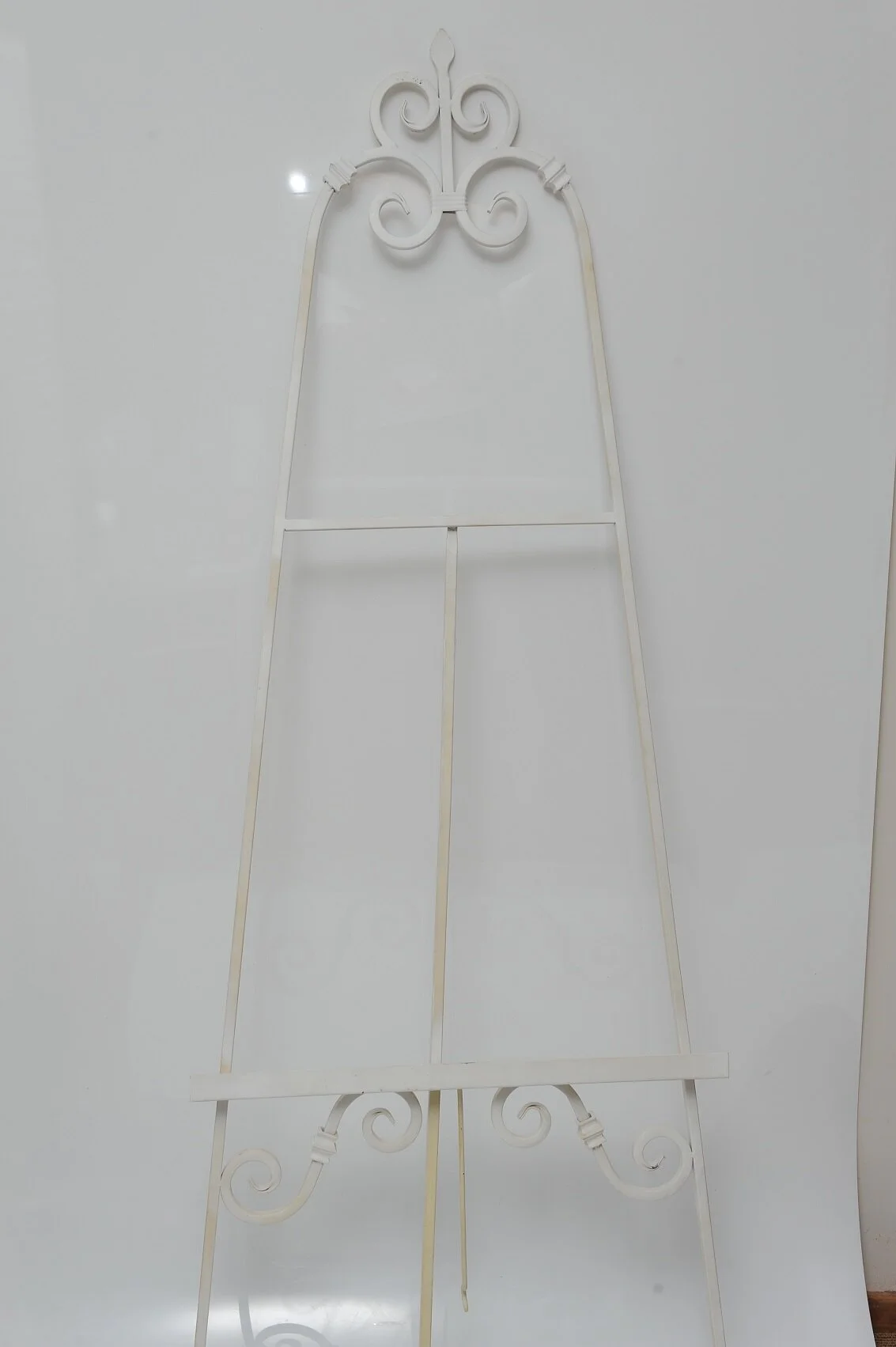 Lg white easel