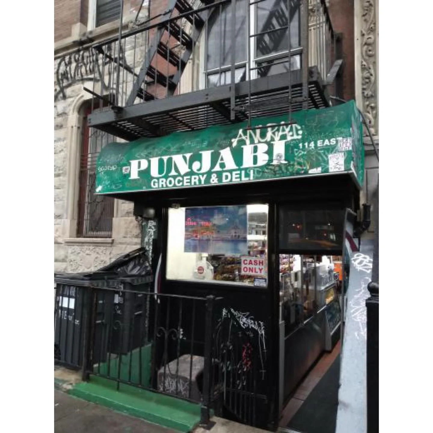 @punjabidelinyc 
114 e 1st Street

Open Daily &bull; 8am-10pm

📷: @lolaartesaenz