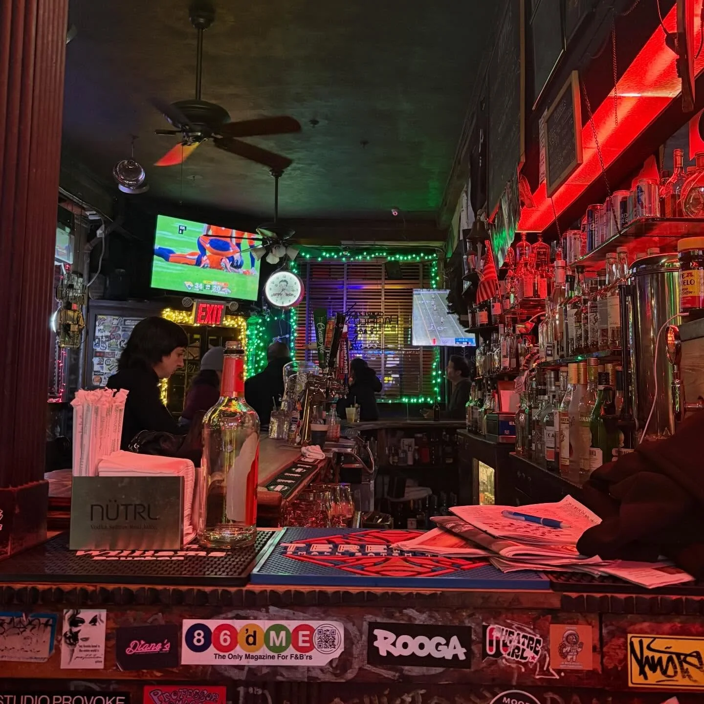 Always festive for the holidays @7bhorseshoebar 🎄 🍸