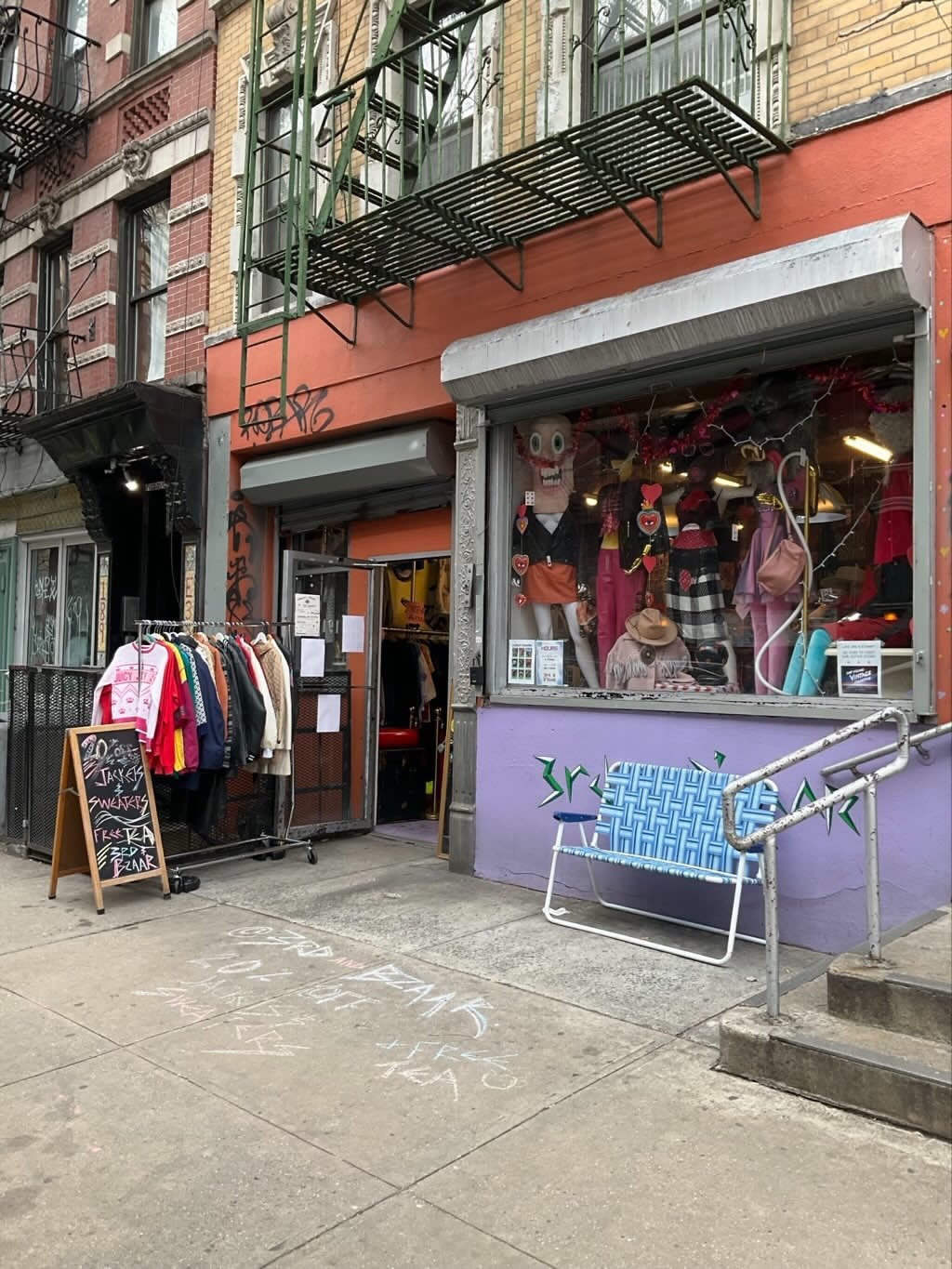 @3rdandbzaar 
191 e 3rd Street, Storefront West

Hours: 
Wed-Fri &bull; 1-7pm
Sat-Sun &bull; 12-6pm
(Check social media &amp; website for special openings/events)

📷: @lolaartesaenz