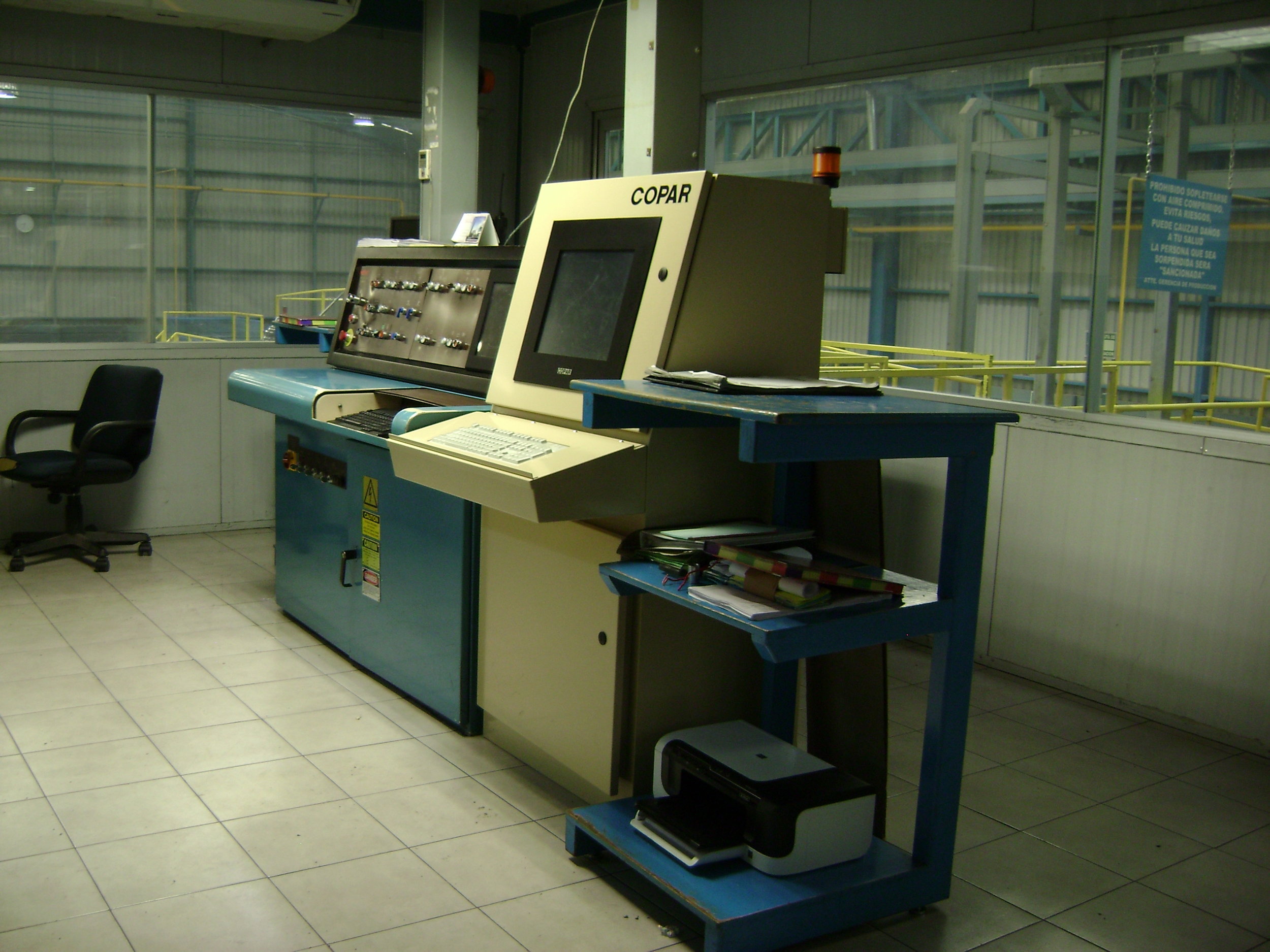 El sistema incluye un gabinete de control para la sala de control en el extremo húmedo, más una o más estaciones de trabajo en el extremo húmedo, todas con pantalla táctil.